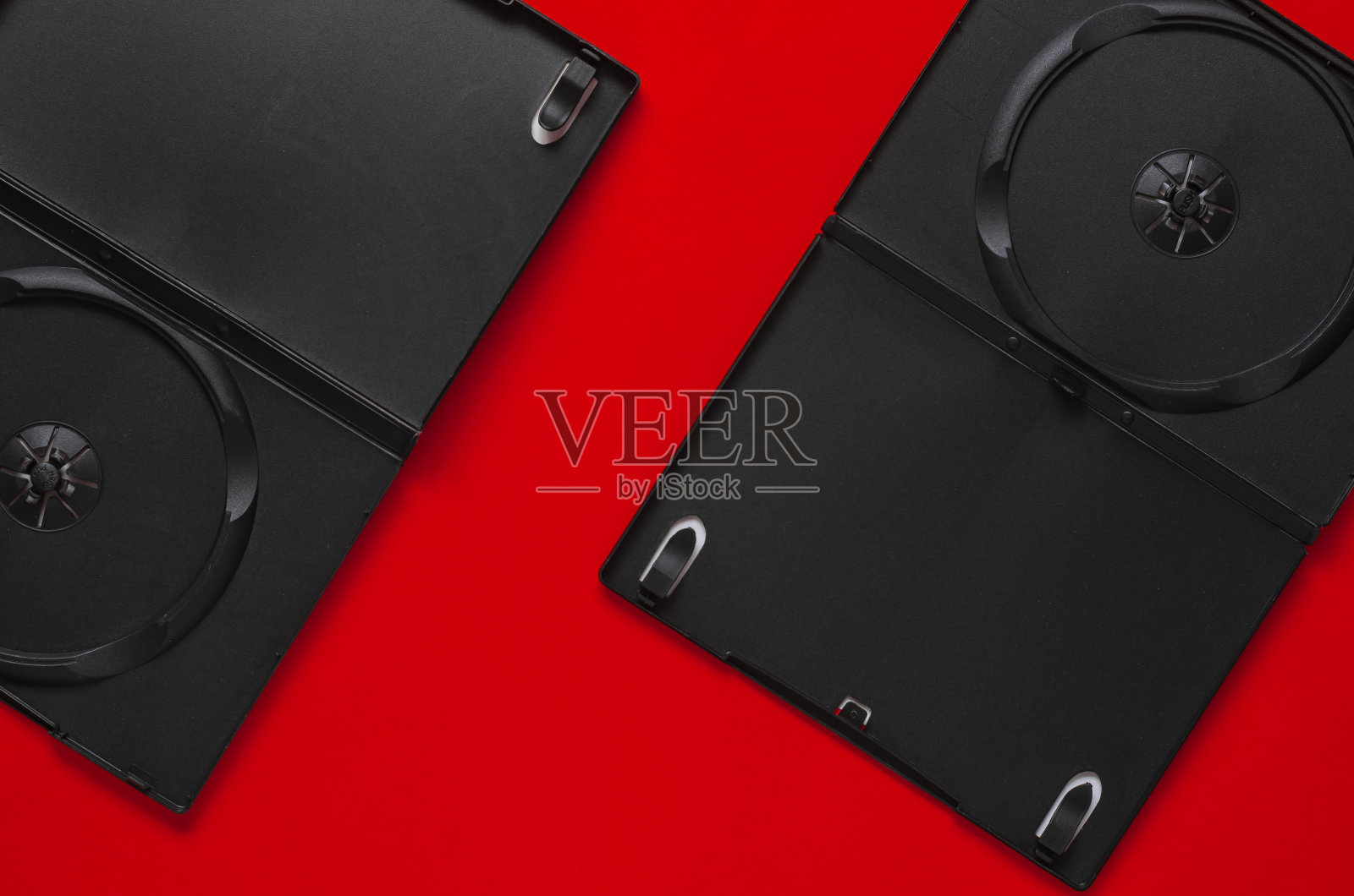 打开空的DVD盒子在一个红色的背景。照片摄影图片