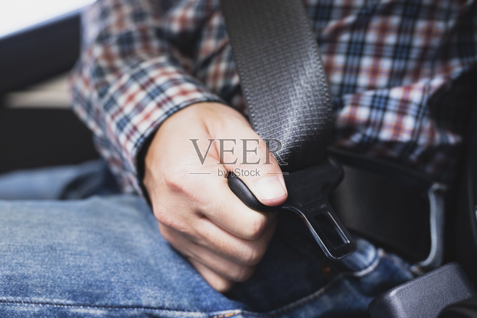 6、系好安全带，安全第一车照片摄影图片