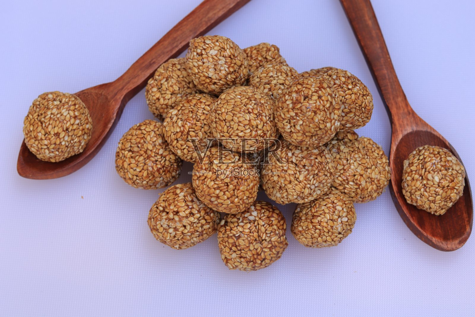 在白色背景上为印度节日Makar Sankranti制作古尔或甜芝麻拉都照片摄影图片