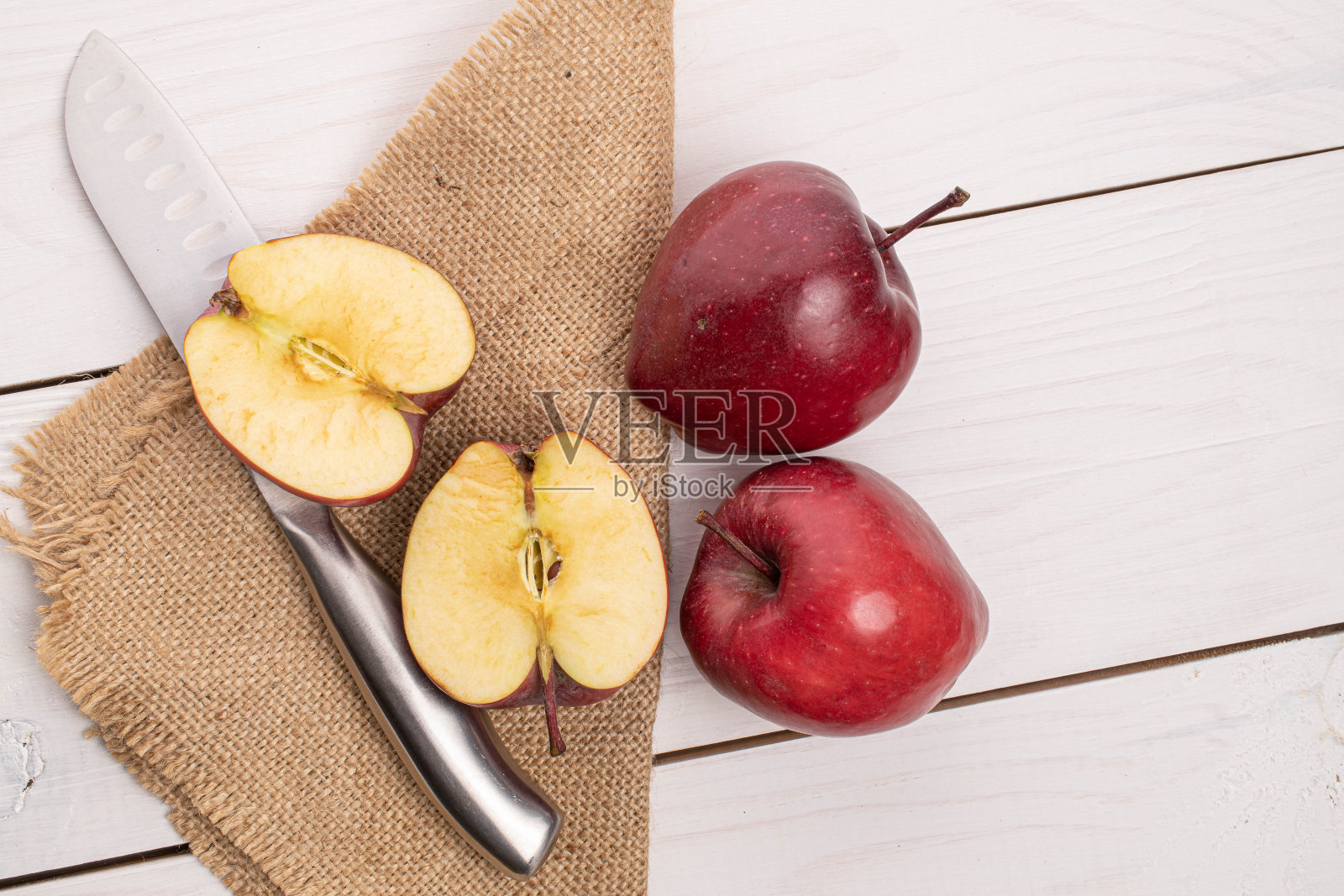 白木上的红苹果照片摄影图片