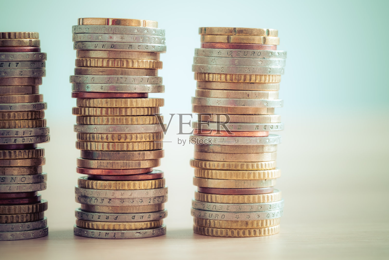 市场危机和财政援助的概念:相互叠加的硬币。通货膨胀，货币，储蓄，金钱照片摄影图片