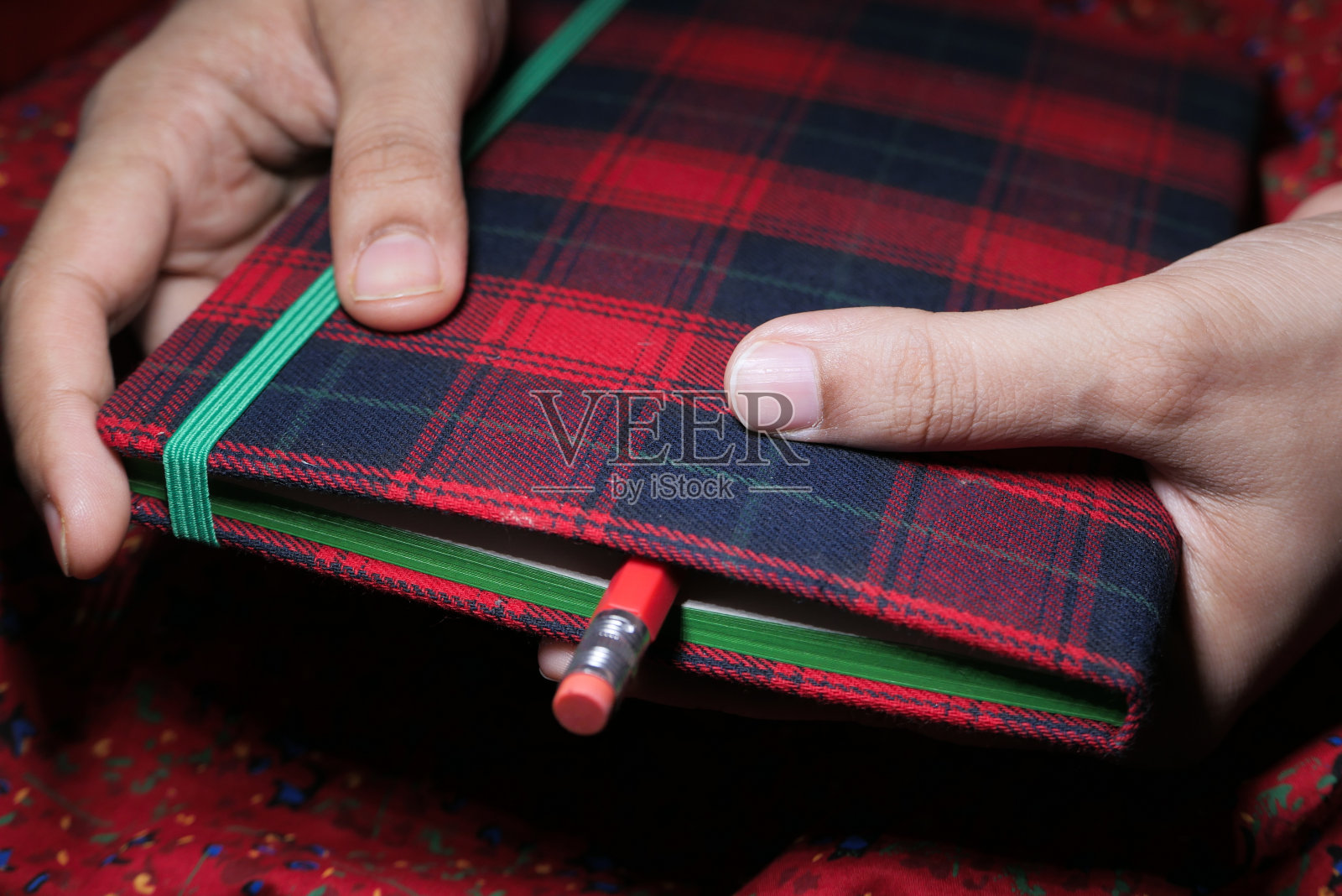 女人手里拿着记事本，特写照片摄影图片