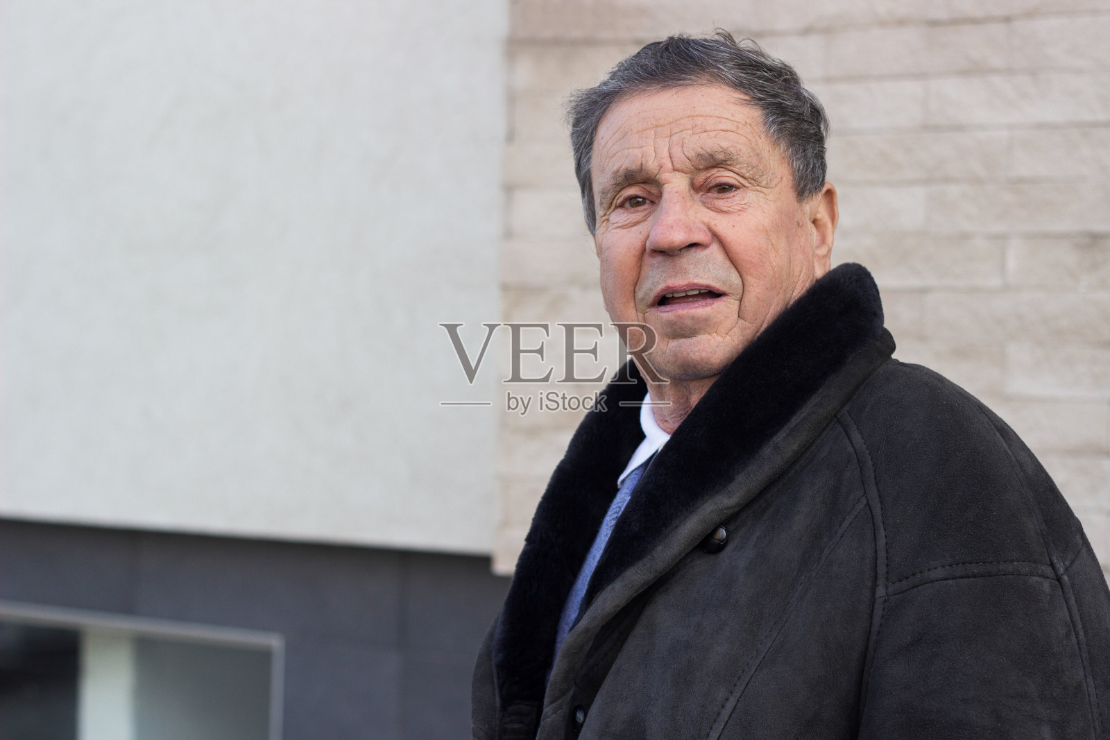 一个微笑的高级男子的肖像感觉很好照片摄影图片