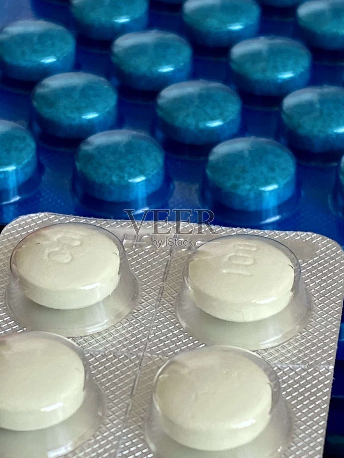 白色药丸在水泡-特写照片摄影图片