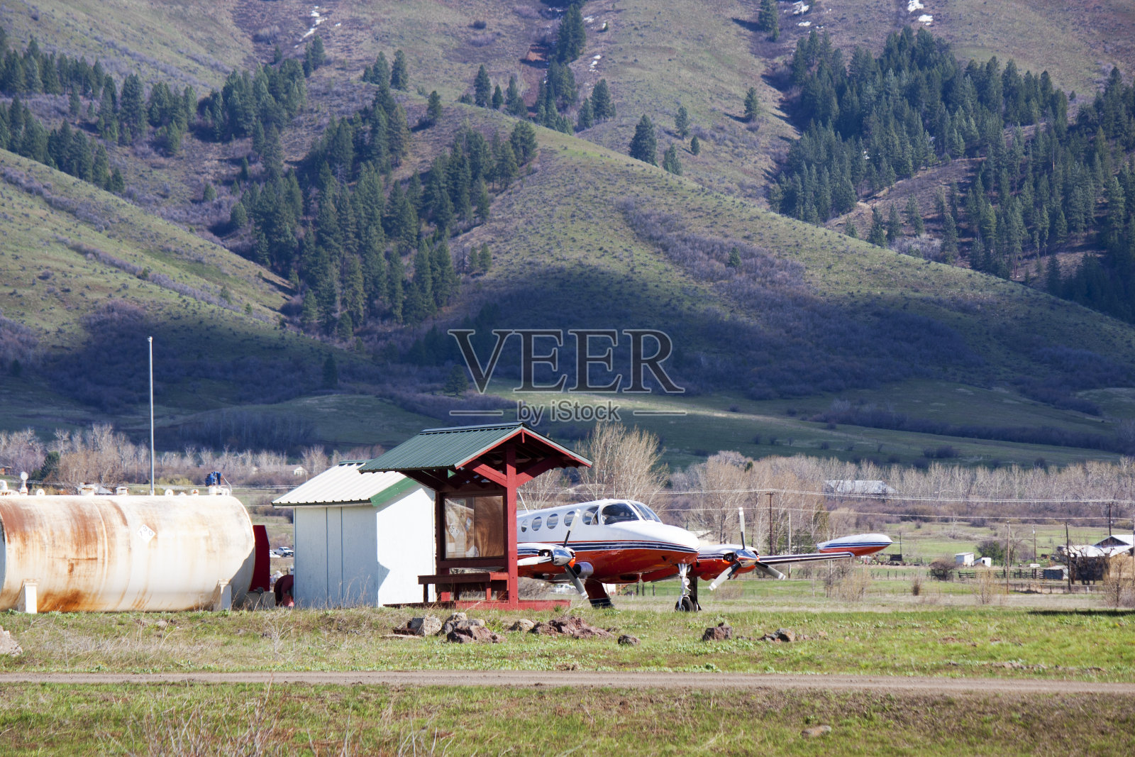 双螺旋桨飞机在一个小乡村机场照片摄影图片
