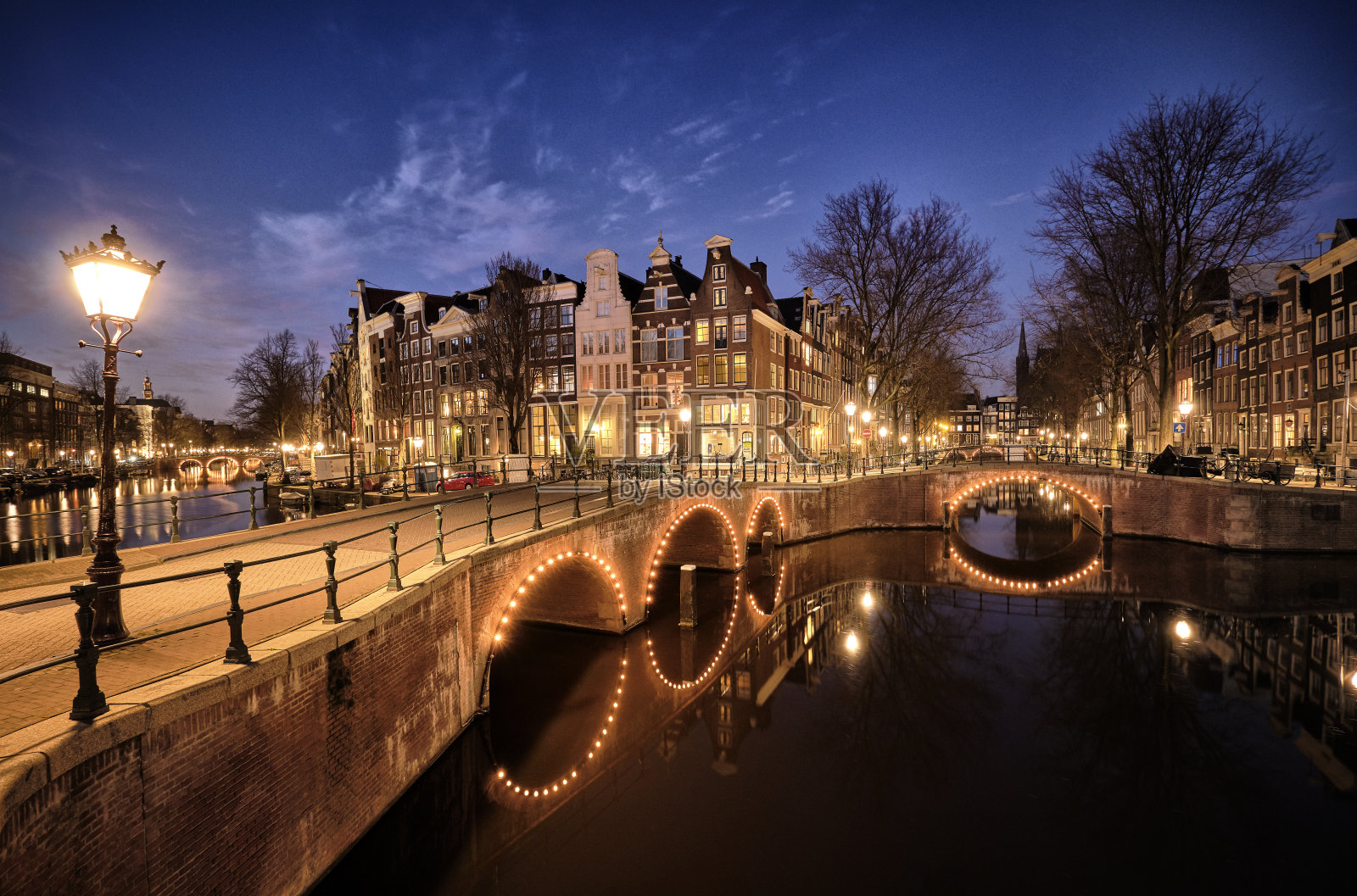 阿姆斯特丹运河和典型的运河房屋在黄昏照片摄影图片