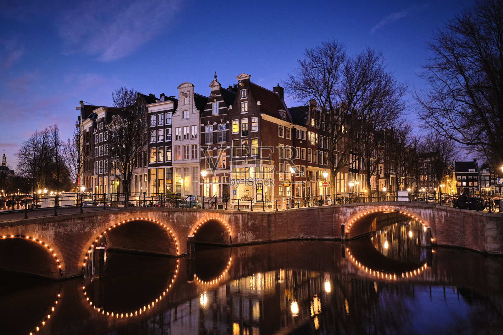 阿姆斯特丹运河和典型的运河房屋在黄昏照片摄影图片