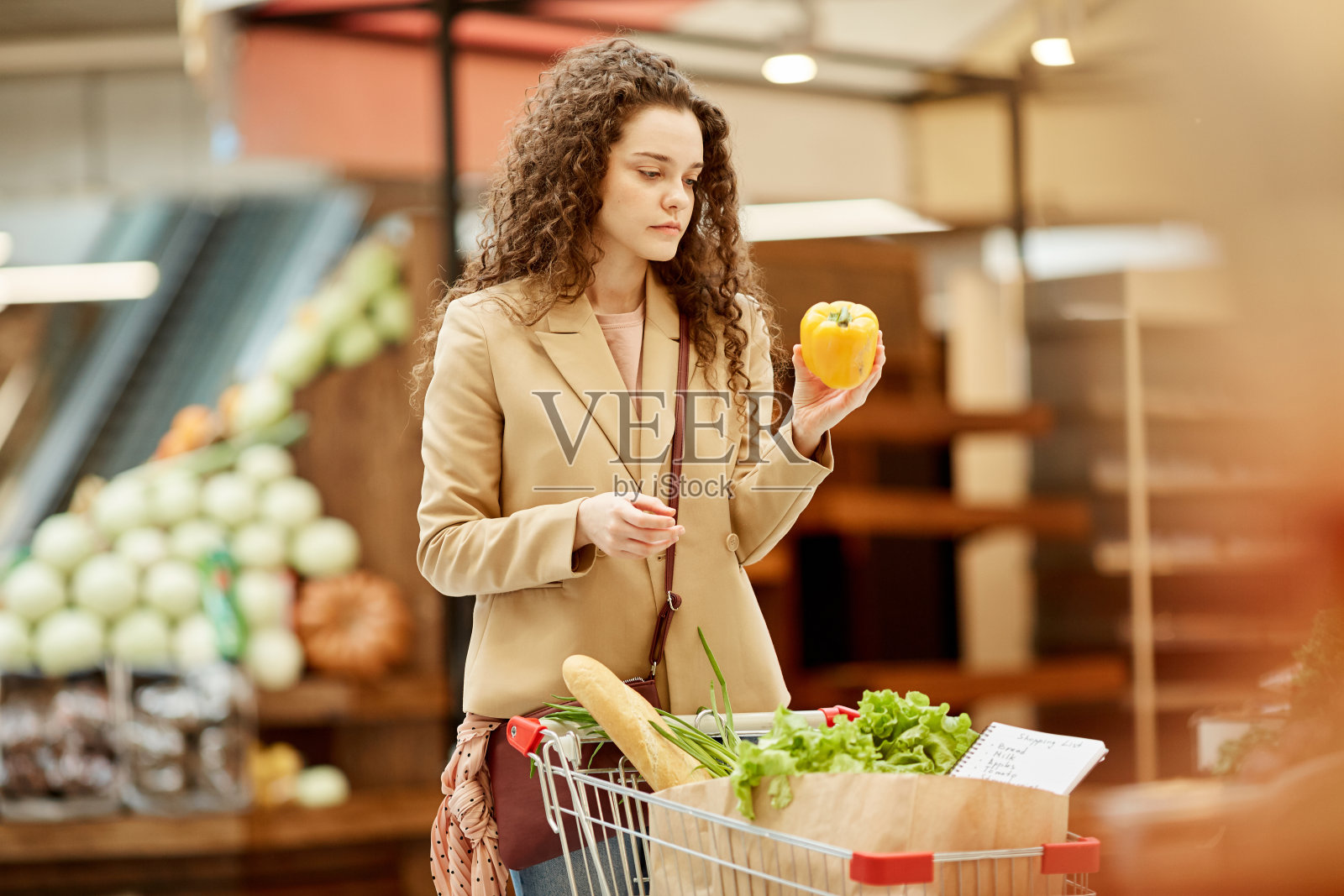 在农贸市场买菜的女人照片摄影图片