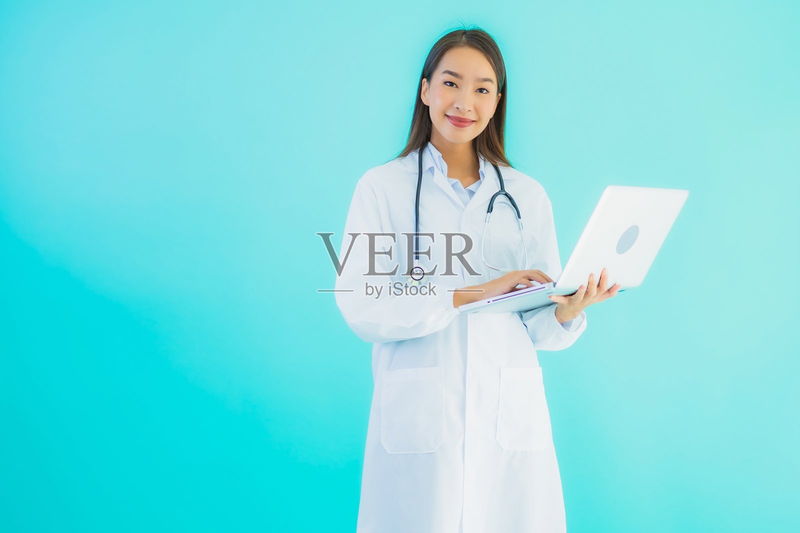 肖像美丽年轻的亚洲女医生与笔记本电脑照片摄影图片