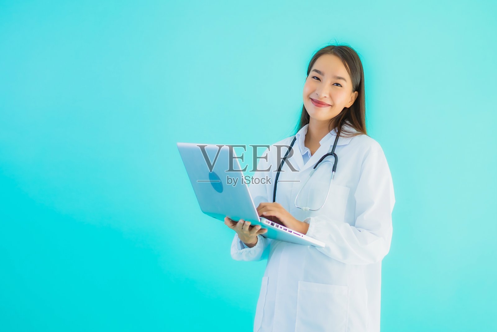 肖像美丽年轻的亚洲女医生与笔记本电脑照片摄影图片