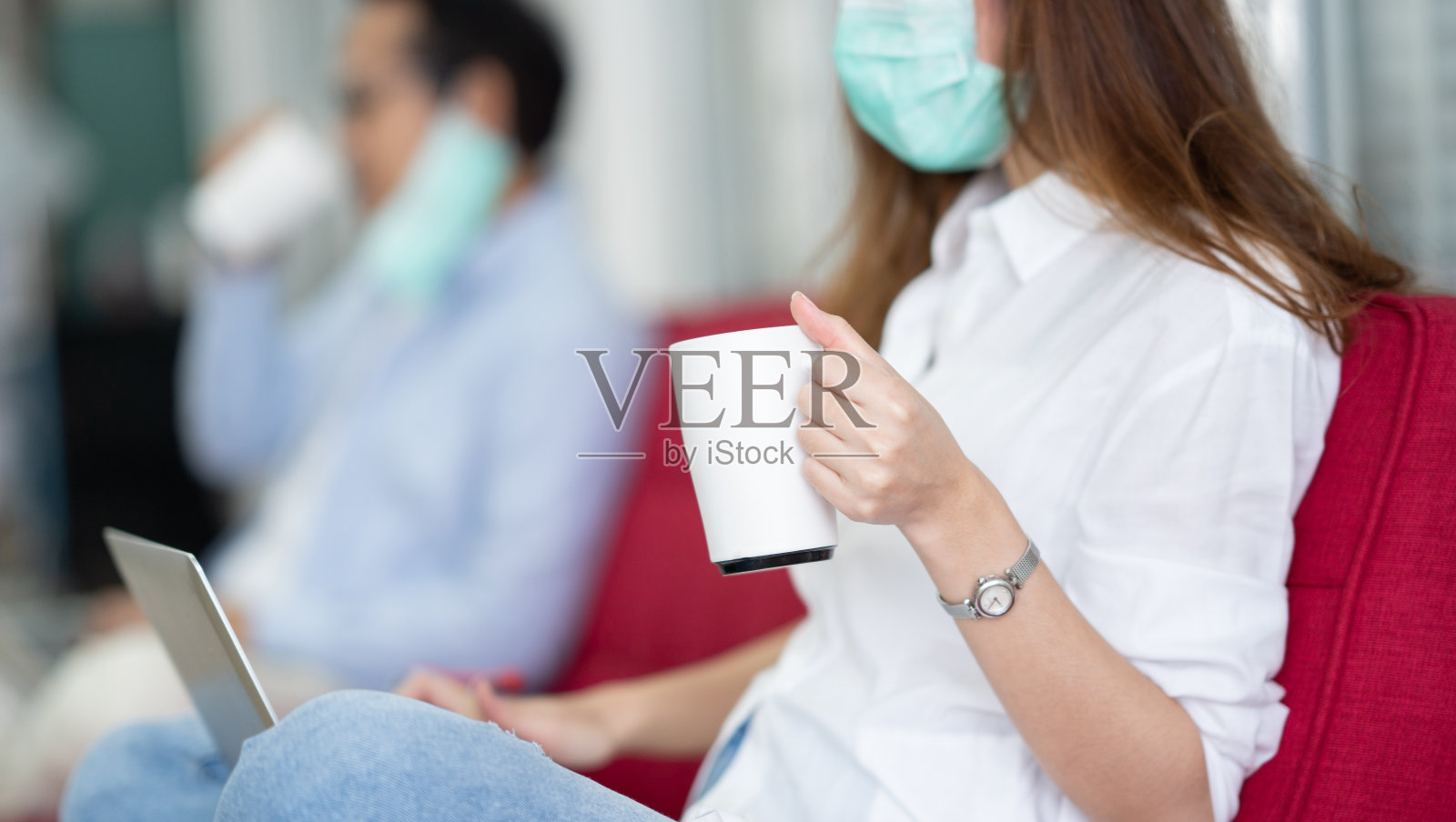 女人拿着一杯咖啡在家里工作保持社交距离照片摄影图片