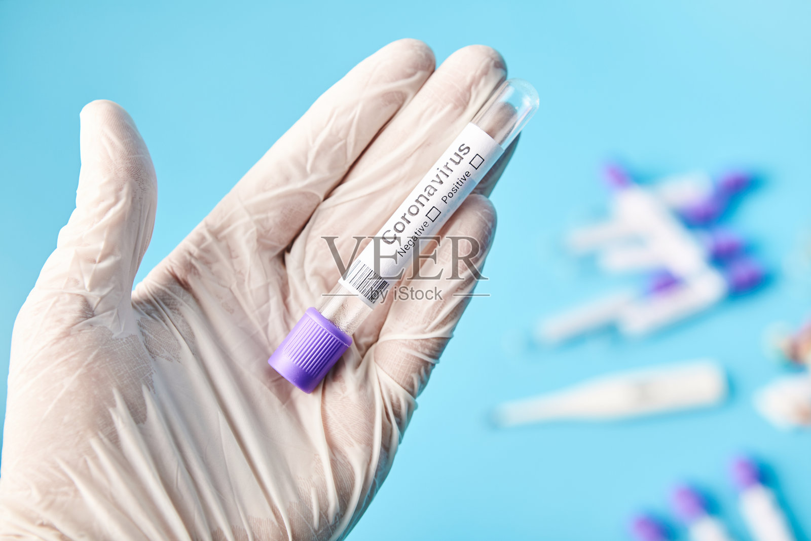 冠状病毒拭子分析用医用管，特写。照片摄影图片