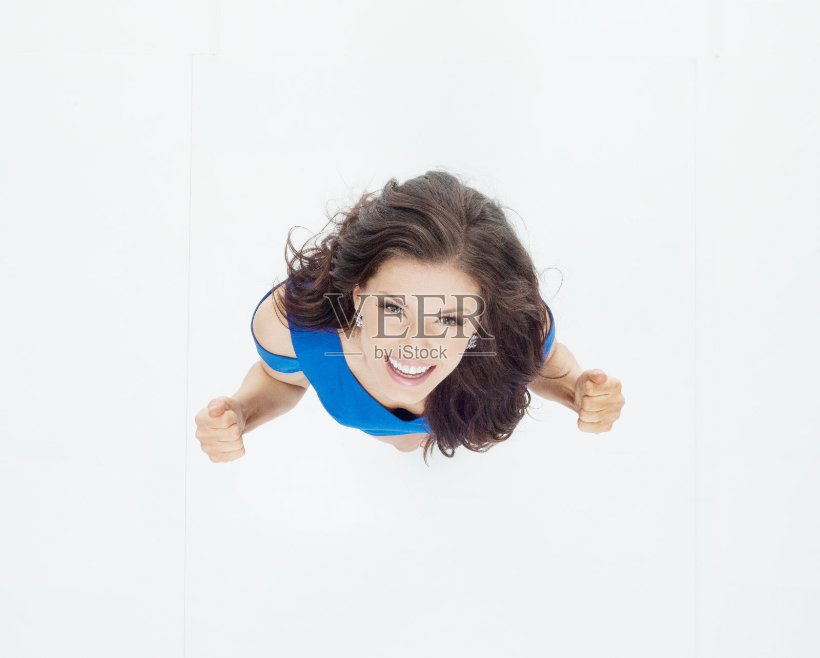 白人女性站在白色背景前穿着裙子照片摄影图片