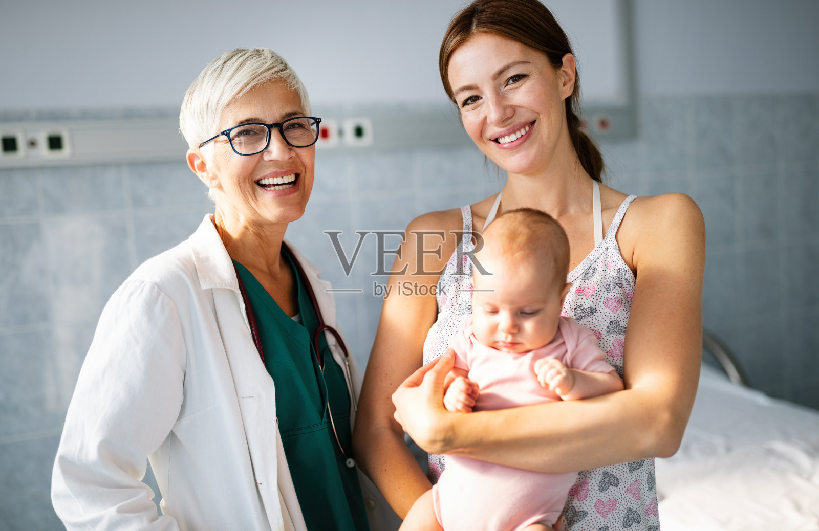 快乐美丽的妈妈和小宝贝在儿科医生办公室进行体检照片摄影图片