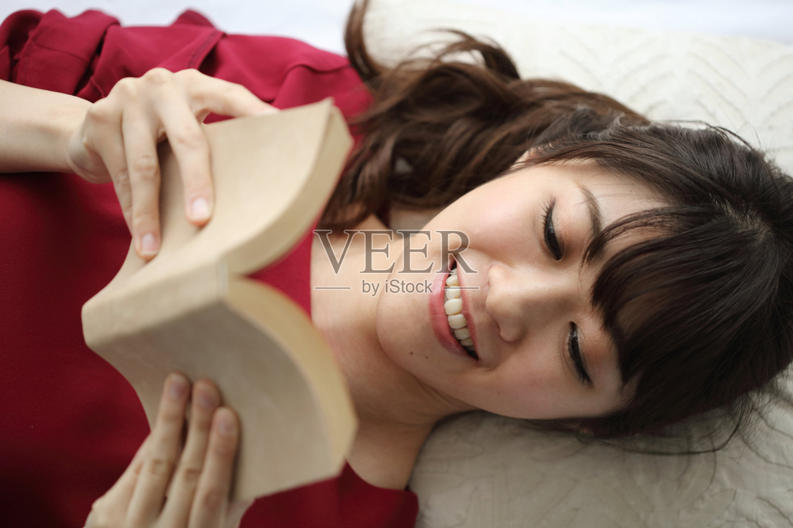 年轻有魅力的亚洲女人读一本书照片摄影图片