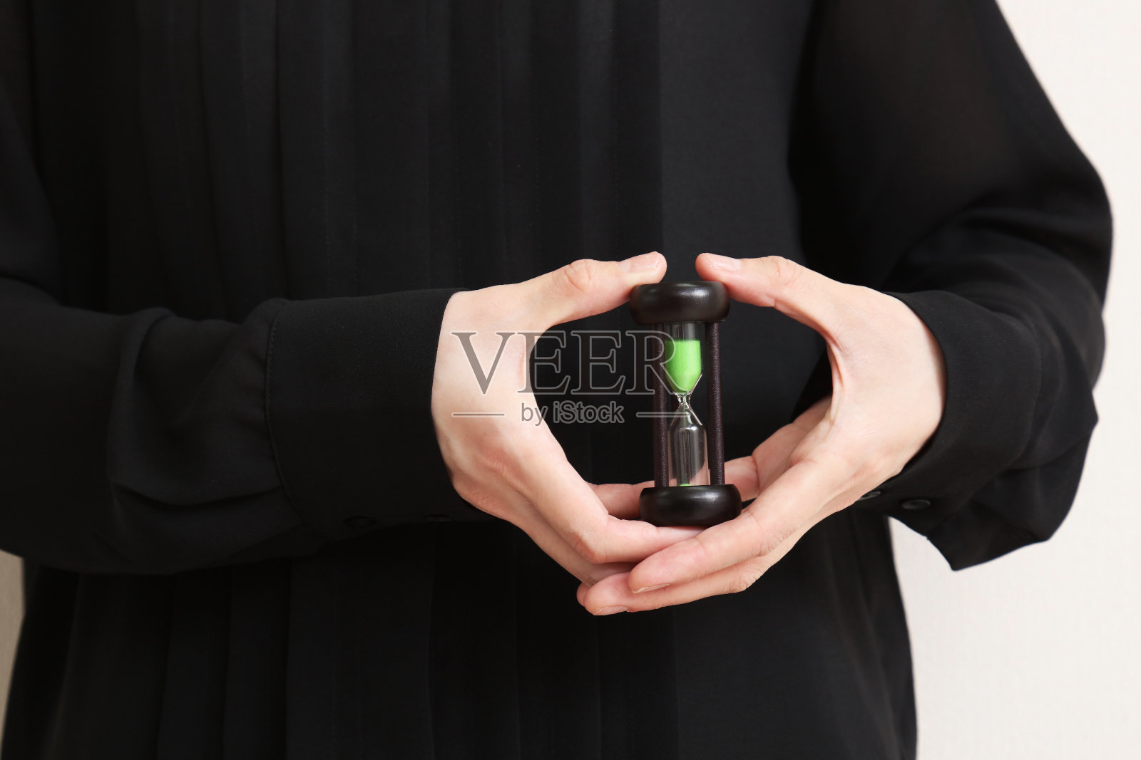 手握沙漏的女人照片摄影图片