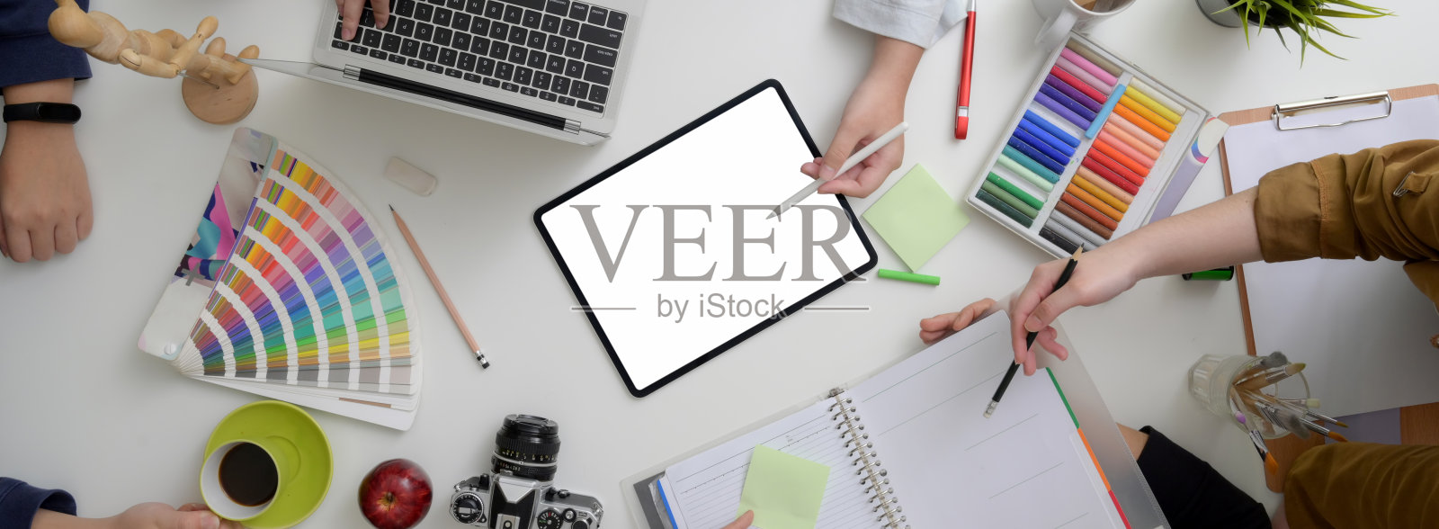 俯视图的设计师团队咨询他们的项目在最小的工作空间照片摄影图片