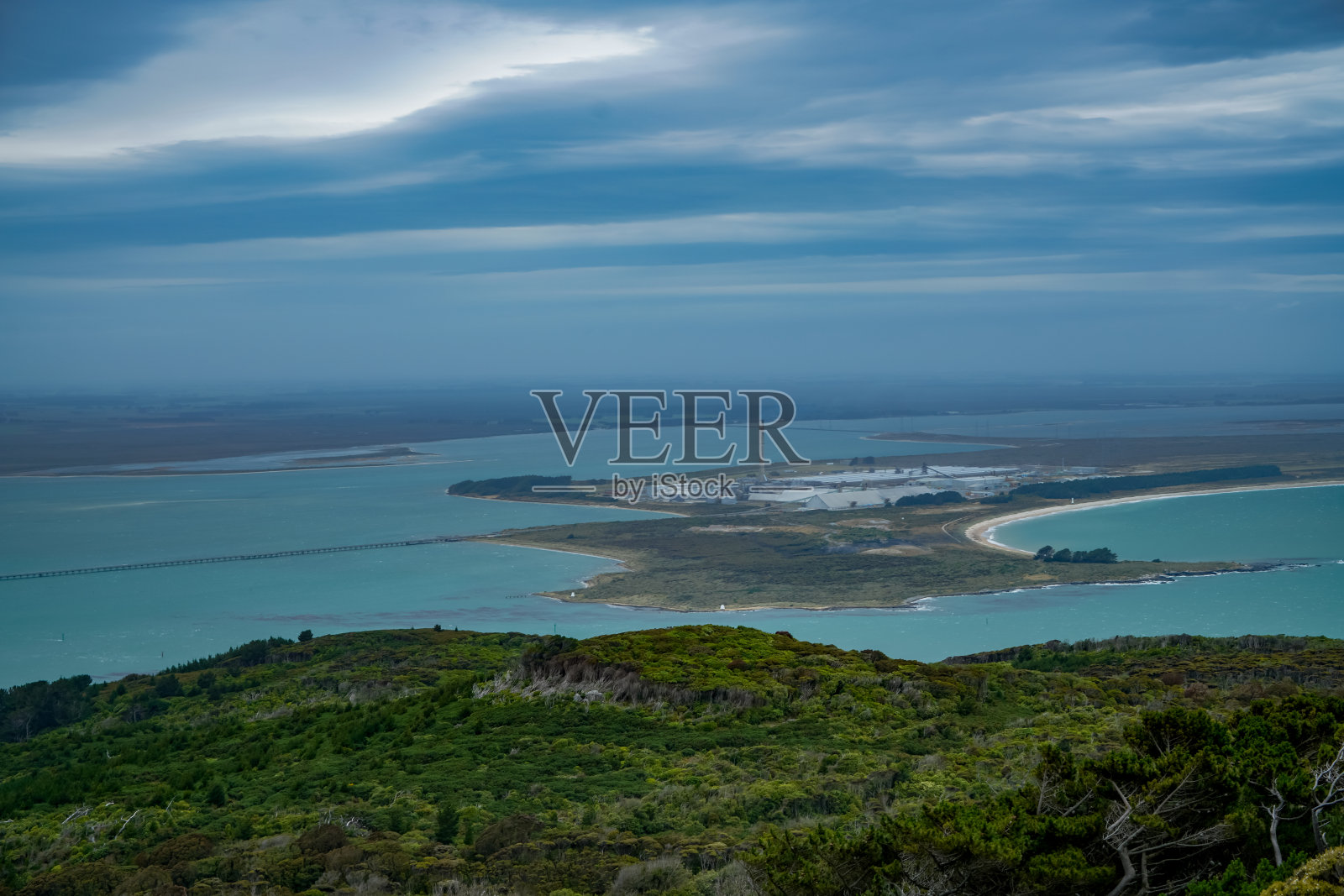 从布拉夫山俯瞰新西兰最南端城镇斯特林角的历史地标照片摄影图片