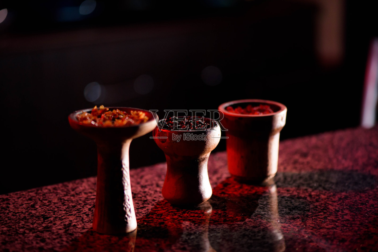 水烟的粘土碗和制作水烟的配件。照片摄影图片