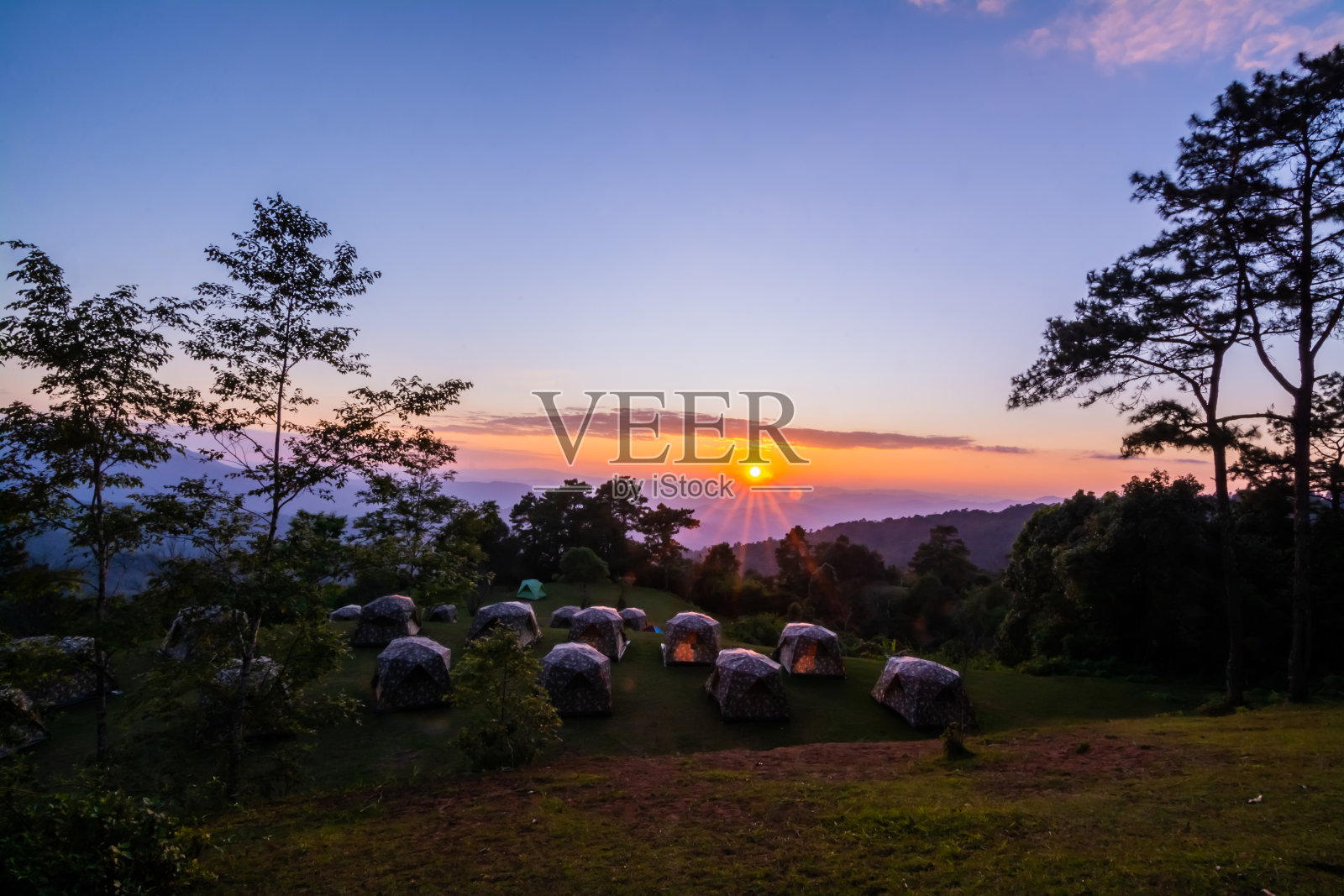 山川，日落，松树，露营帐篷，泰国。照片摄影图片