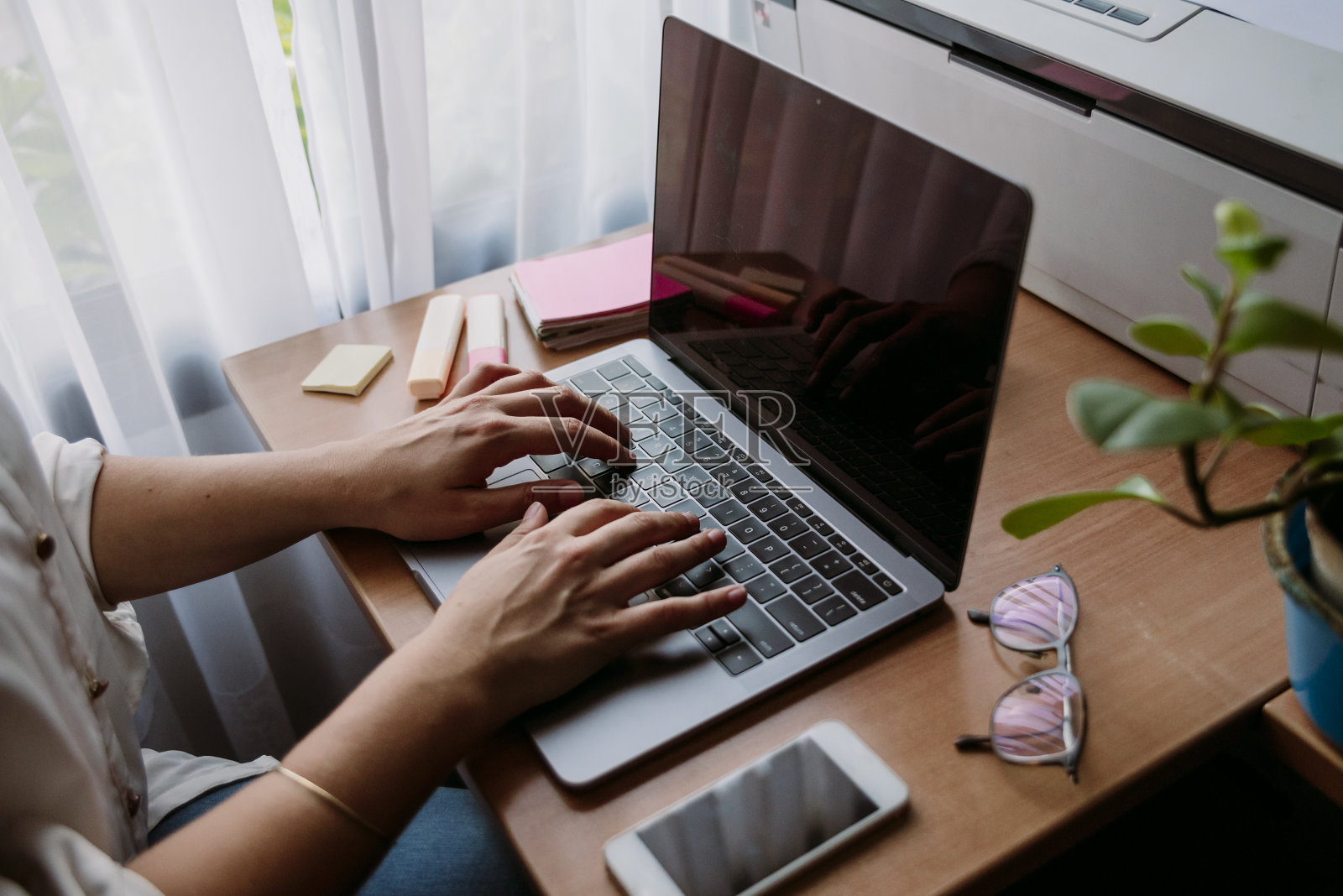 自由职业者在家工作，特写照片摄影图片