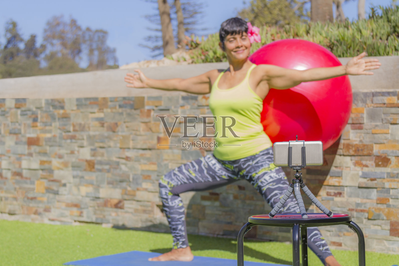 在冠状病毒Covid-19隔离期间，成熟女性在家广播普拉提课程。照片摄影图片