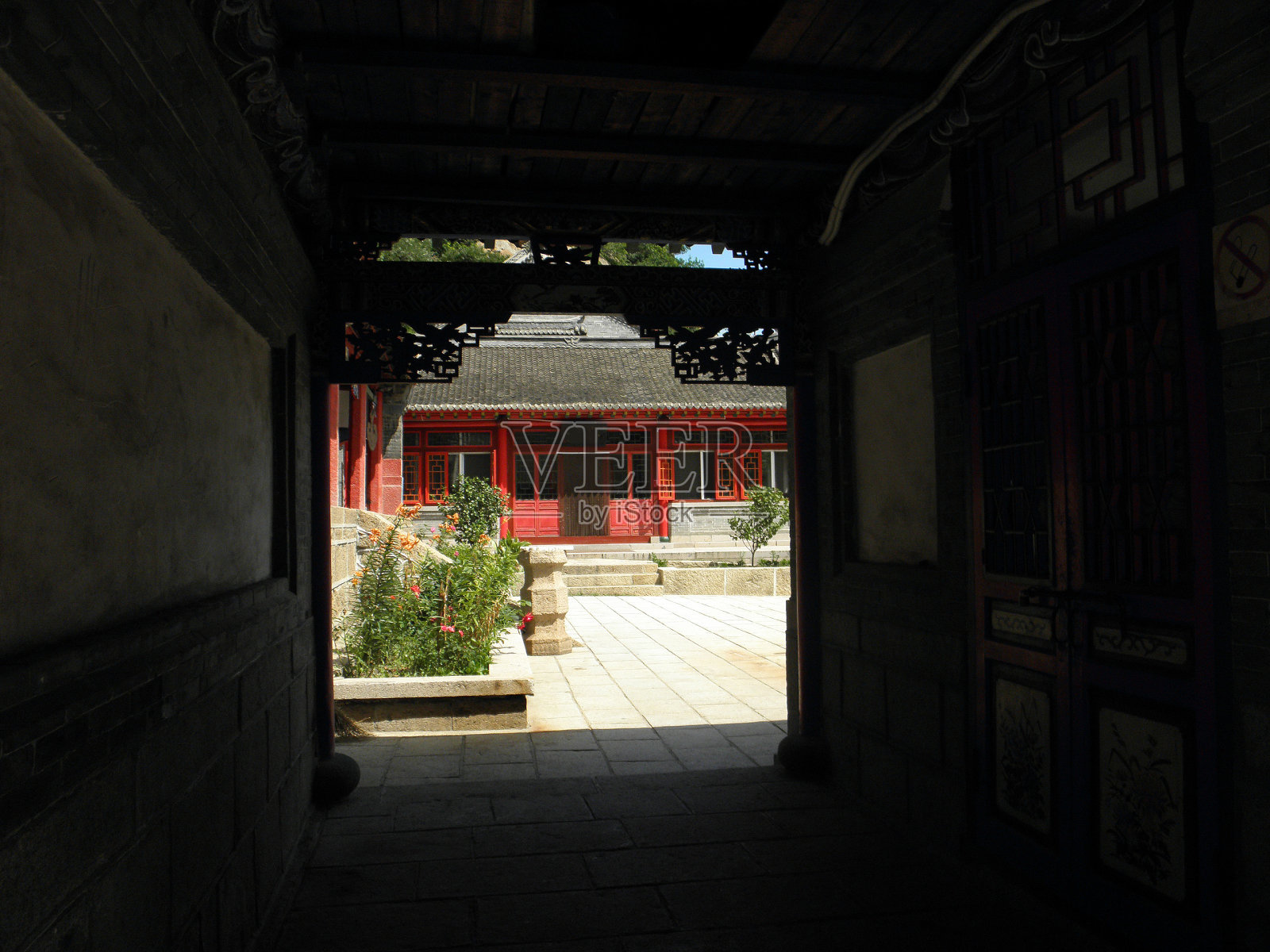 屋顶、楼梯和佛教寺院的建筑细节照片摄影图片