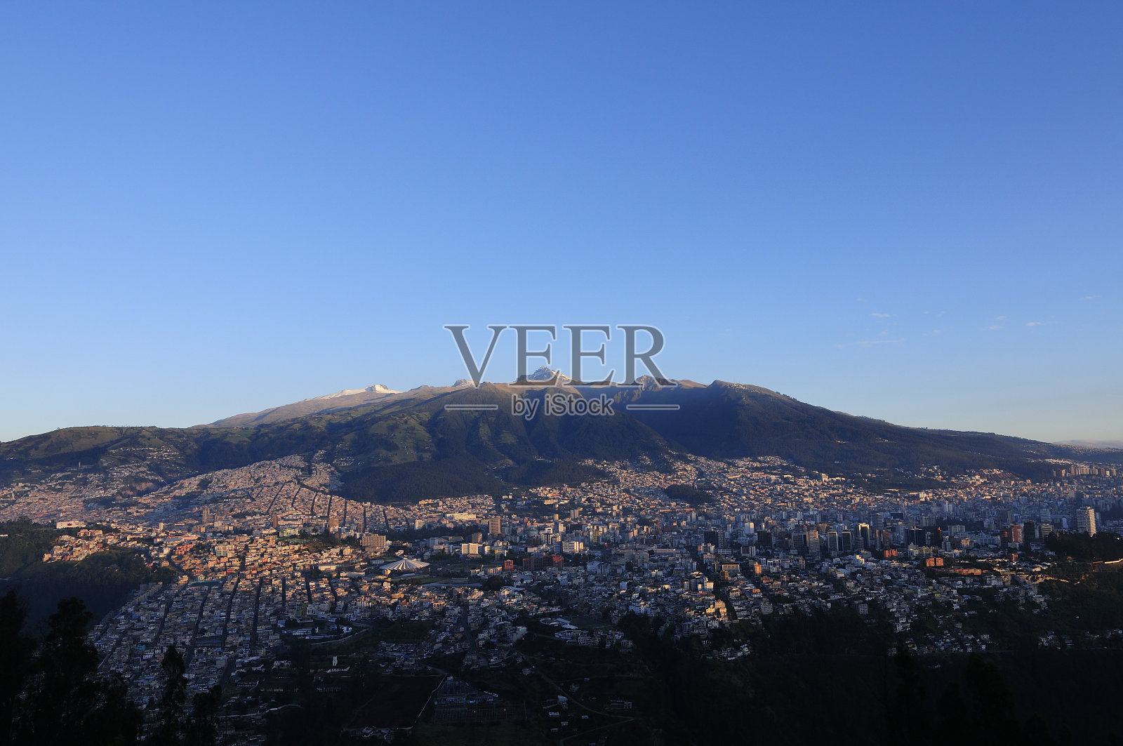 基多城市全景。照片摄影图片