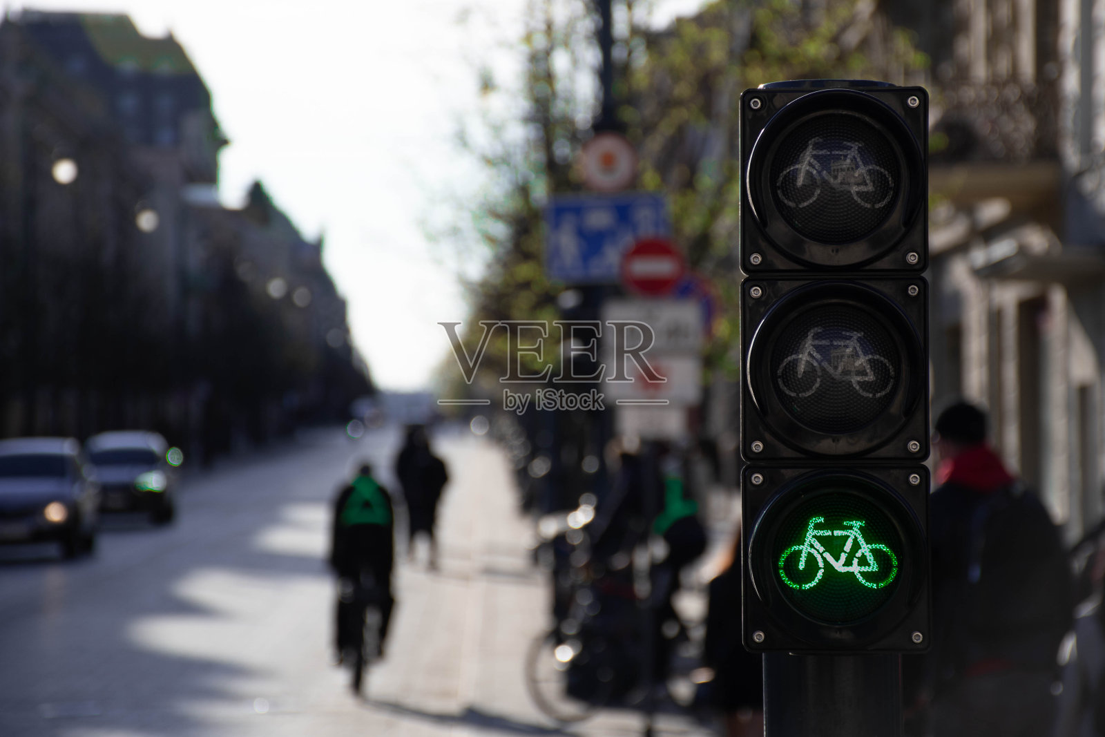 可持续发展的交通工具。自行车交通信号灯，绿灯照片摄影图片