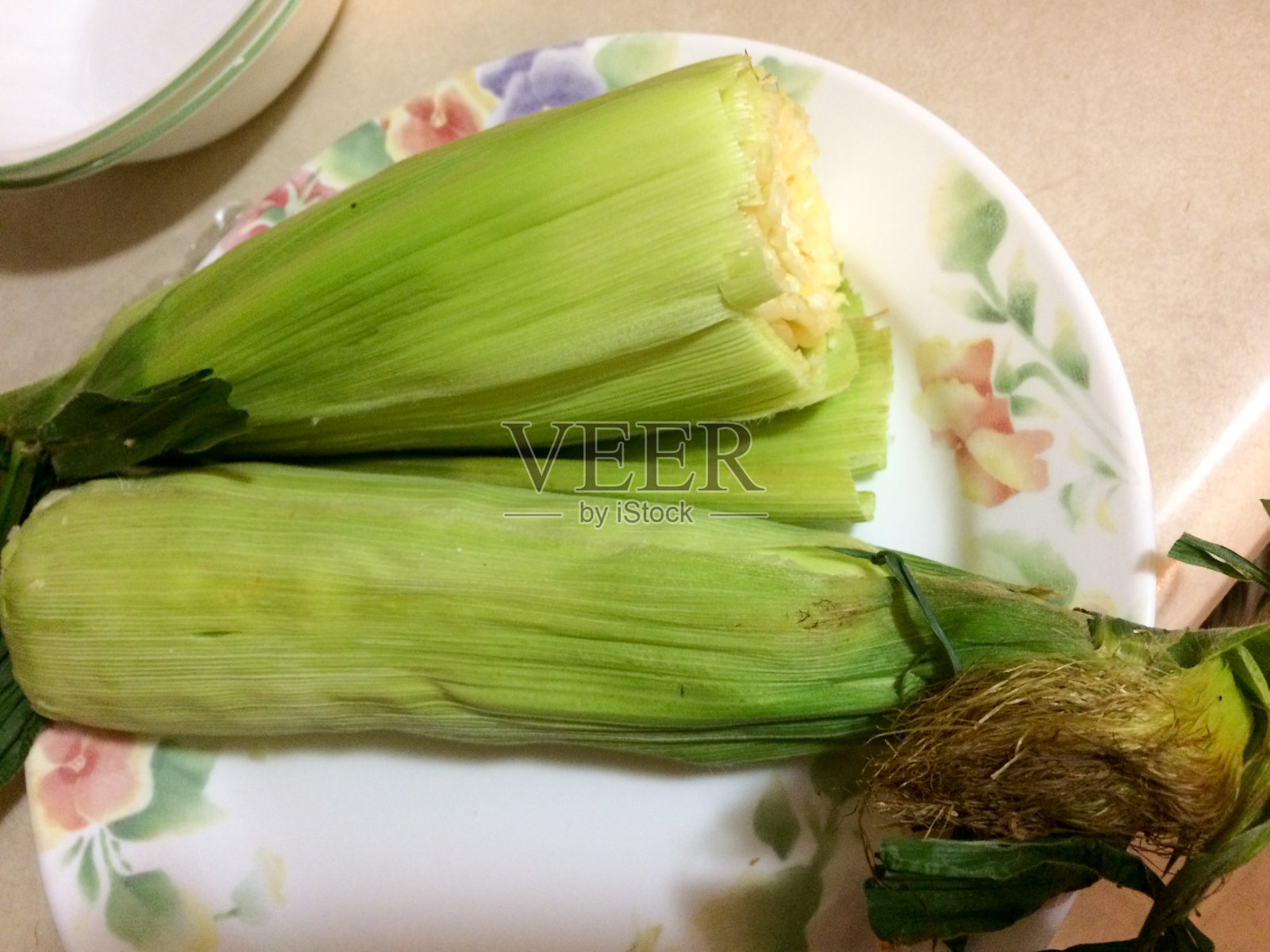 玉米棒煮熟了照片摄影图片