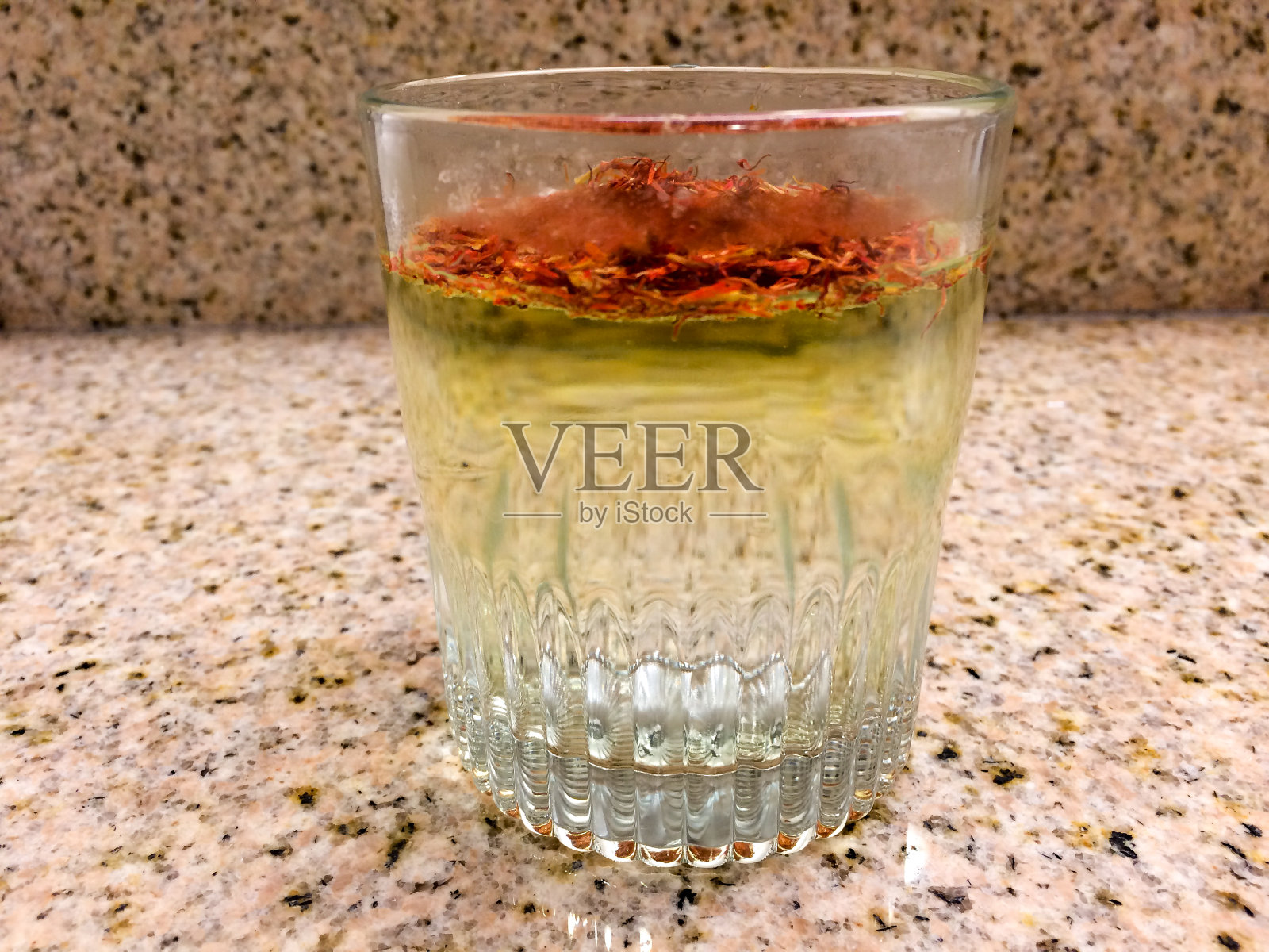 水中的藏红花照片摄影图片