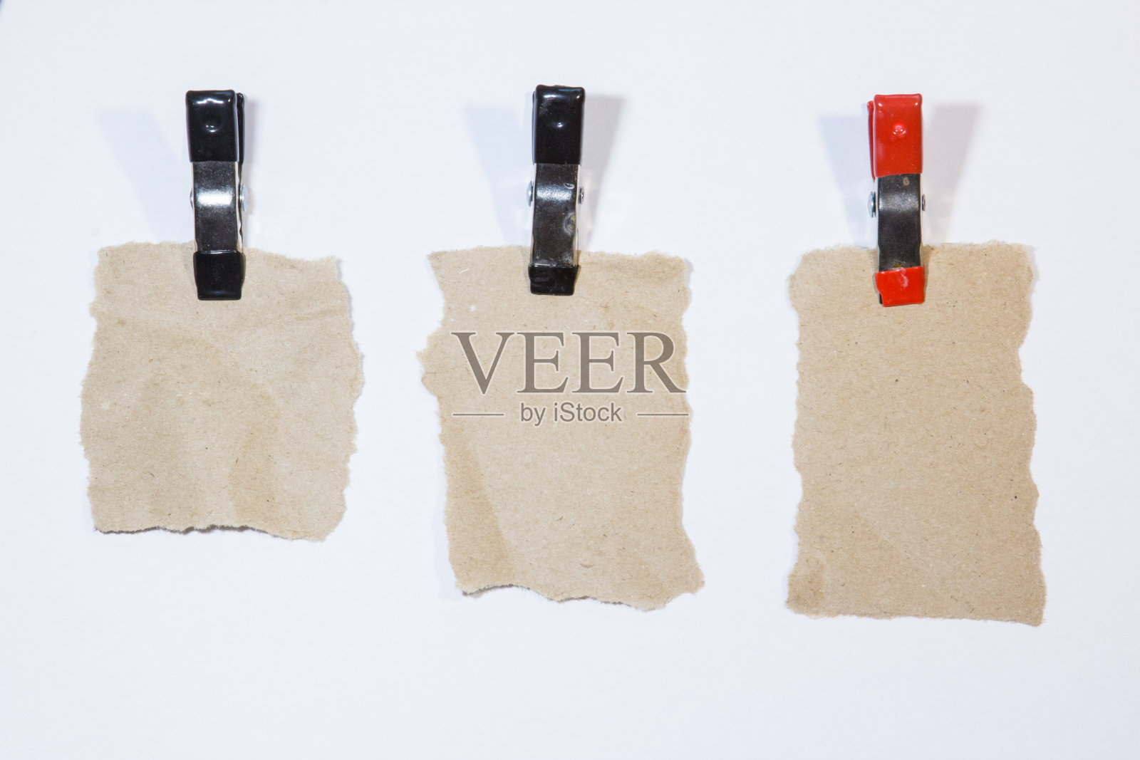 在白色的背景上有鳄鱼钳的棕色纸的集合照片摄影图片