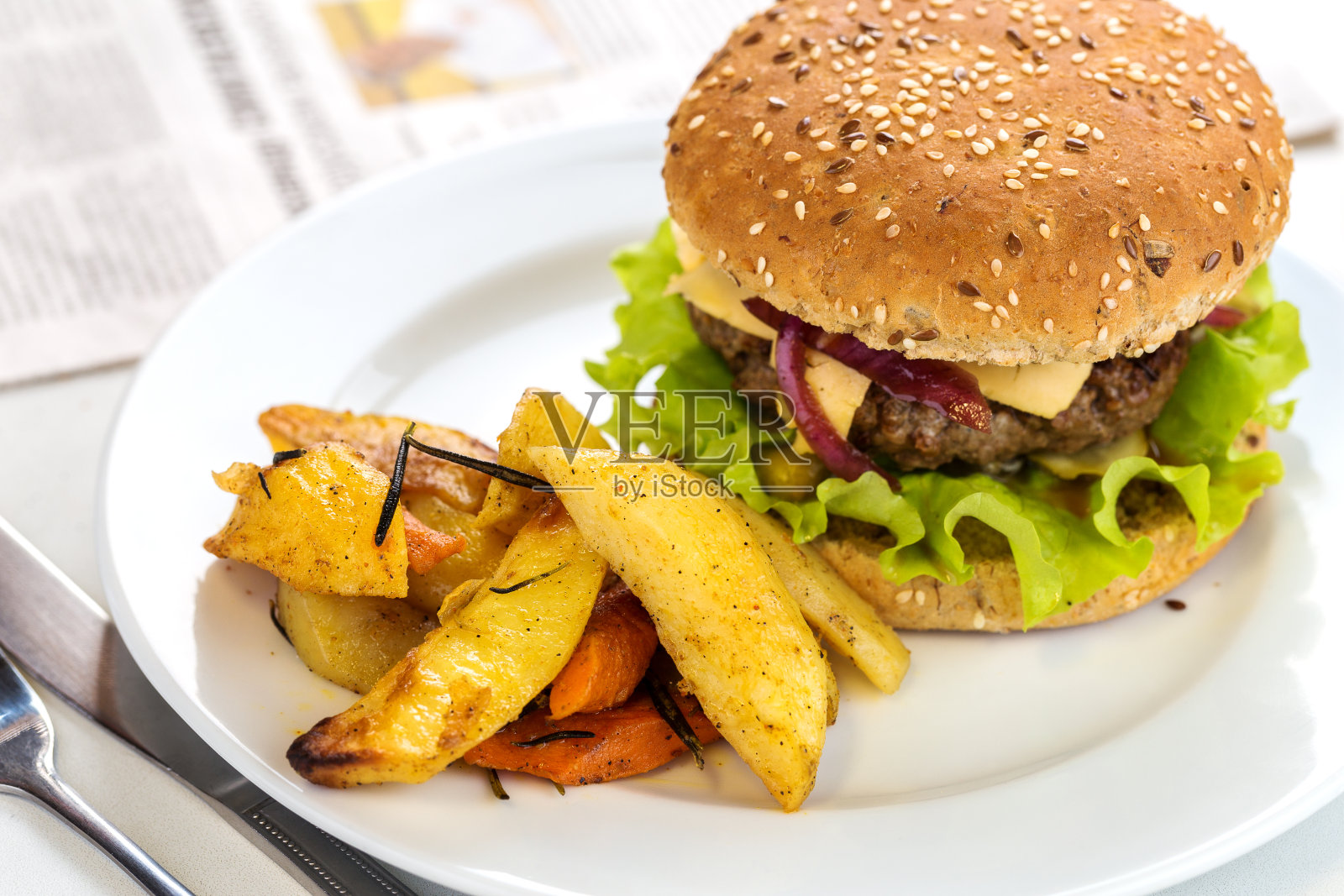 烤牛肉汉堡配土豆角照片摄影图片