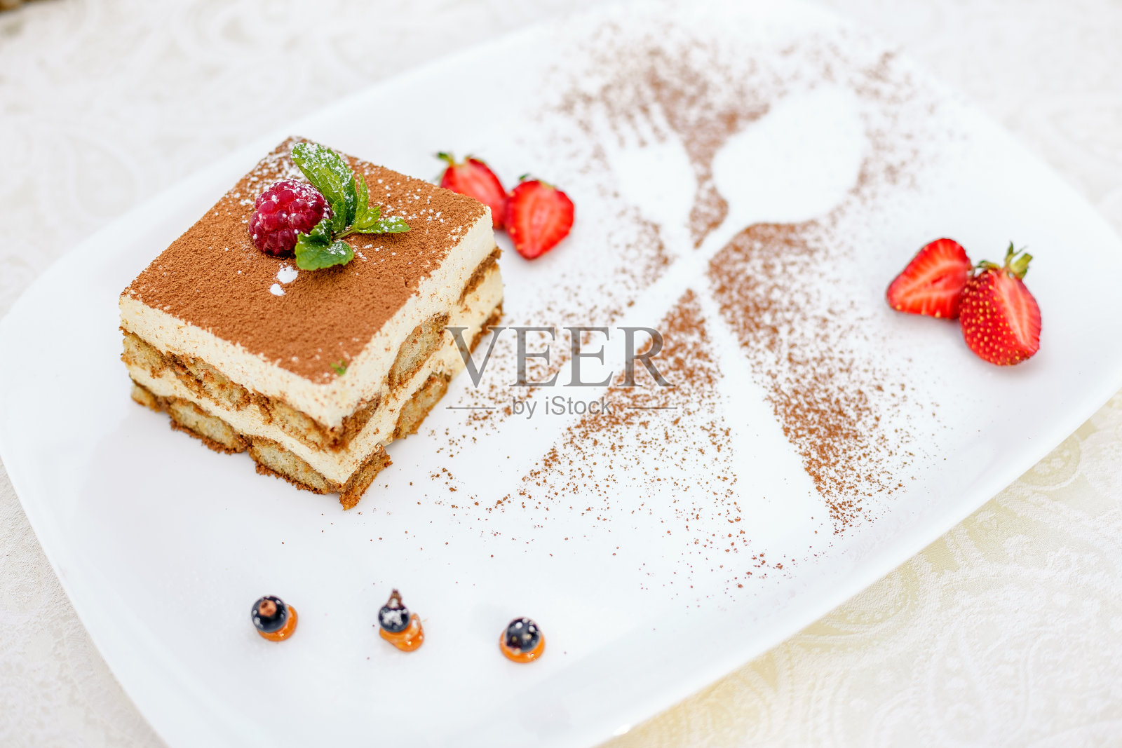 蛋糕与巧克力树莓和草莓照片摄影图片