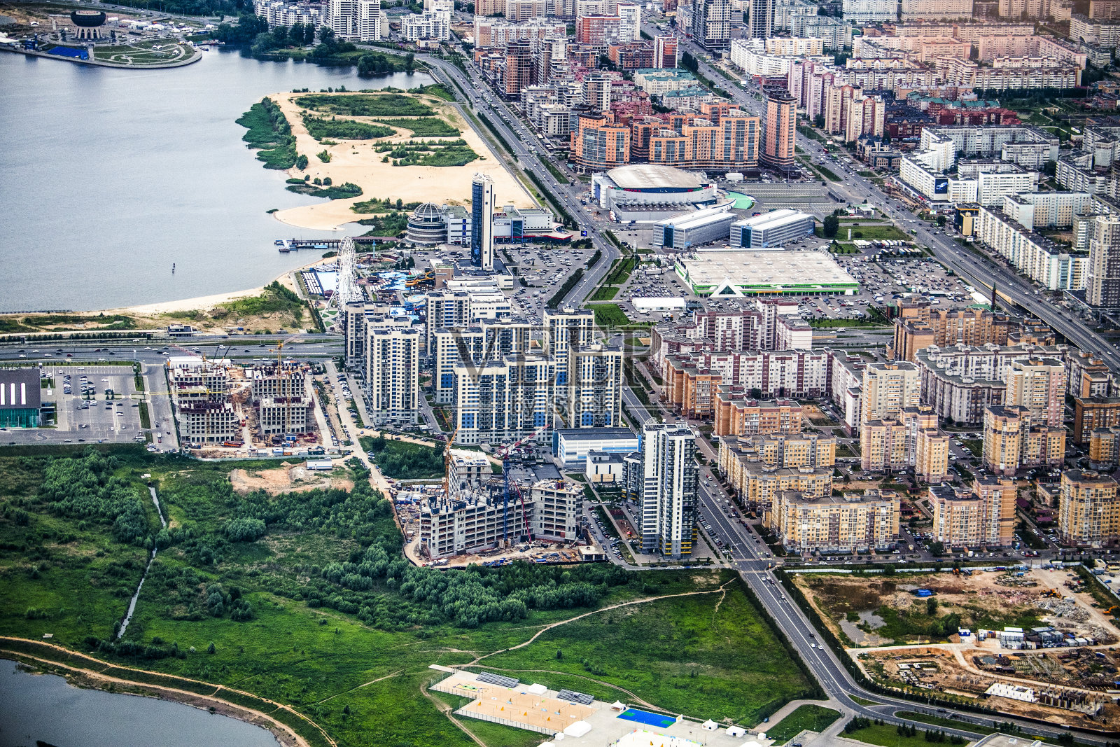 俄罗斯鞑靼斯坦共和国首都喀山市中心的城市景观，从直升机上拍摄照片摄影图片