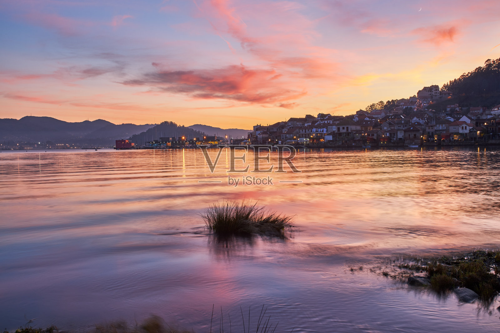 西班牙加利西亚Combarro渔村的日落。照片摄影图片