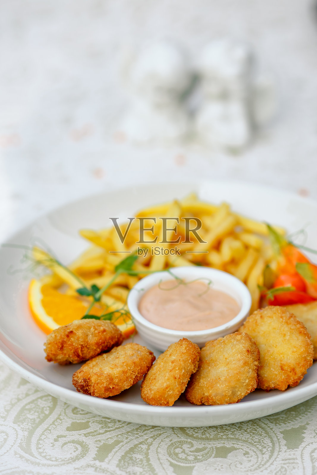 鸡块配薯条和酱汁照片摄影图片