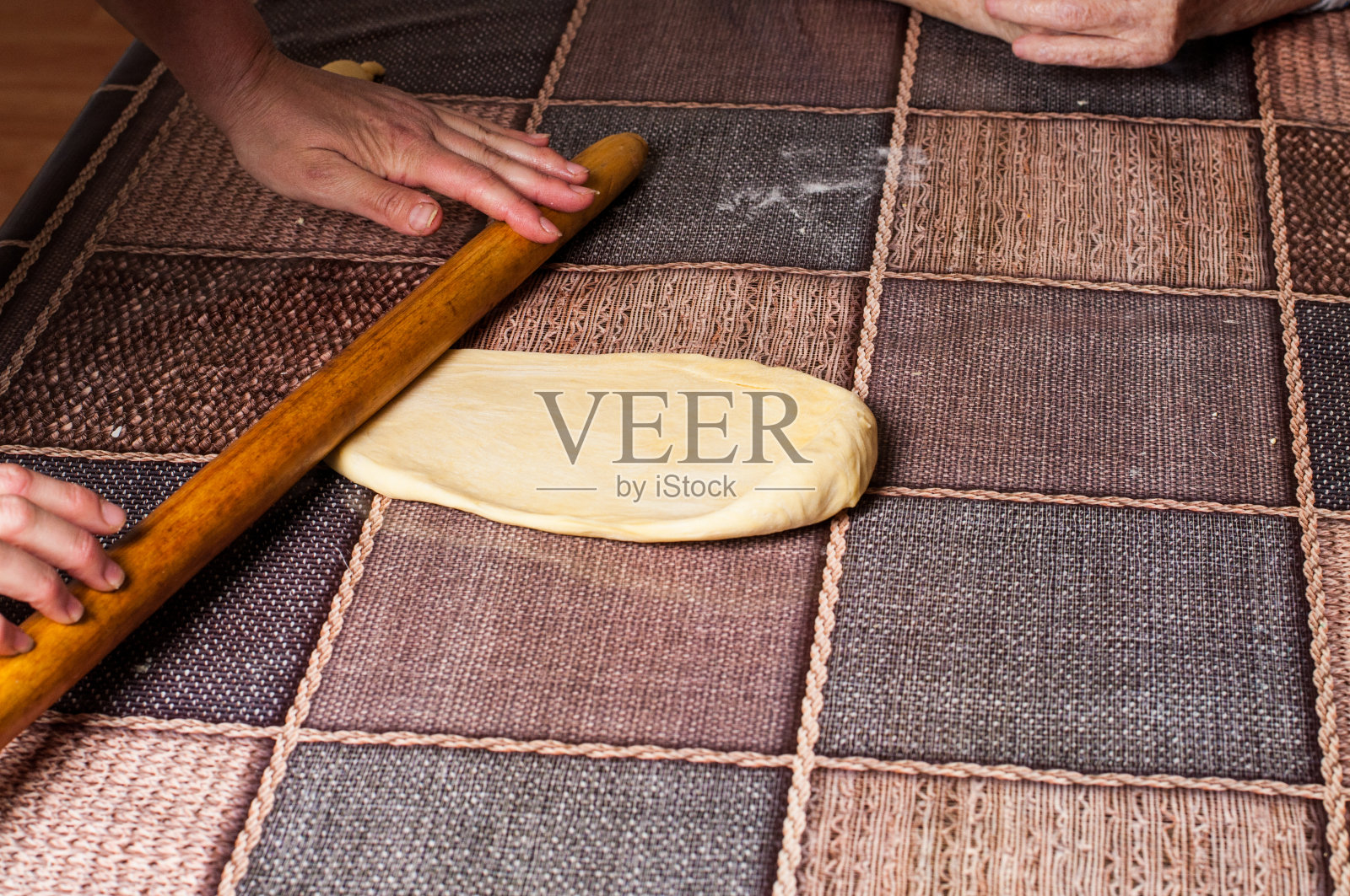 女性之一。吃比萨饼和面包。照片摄影图片