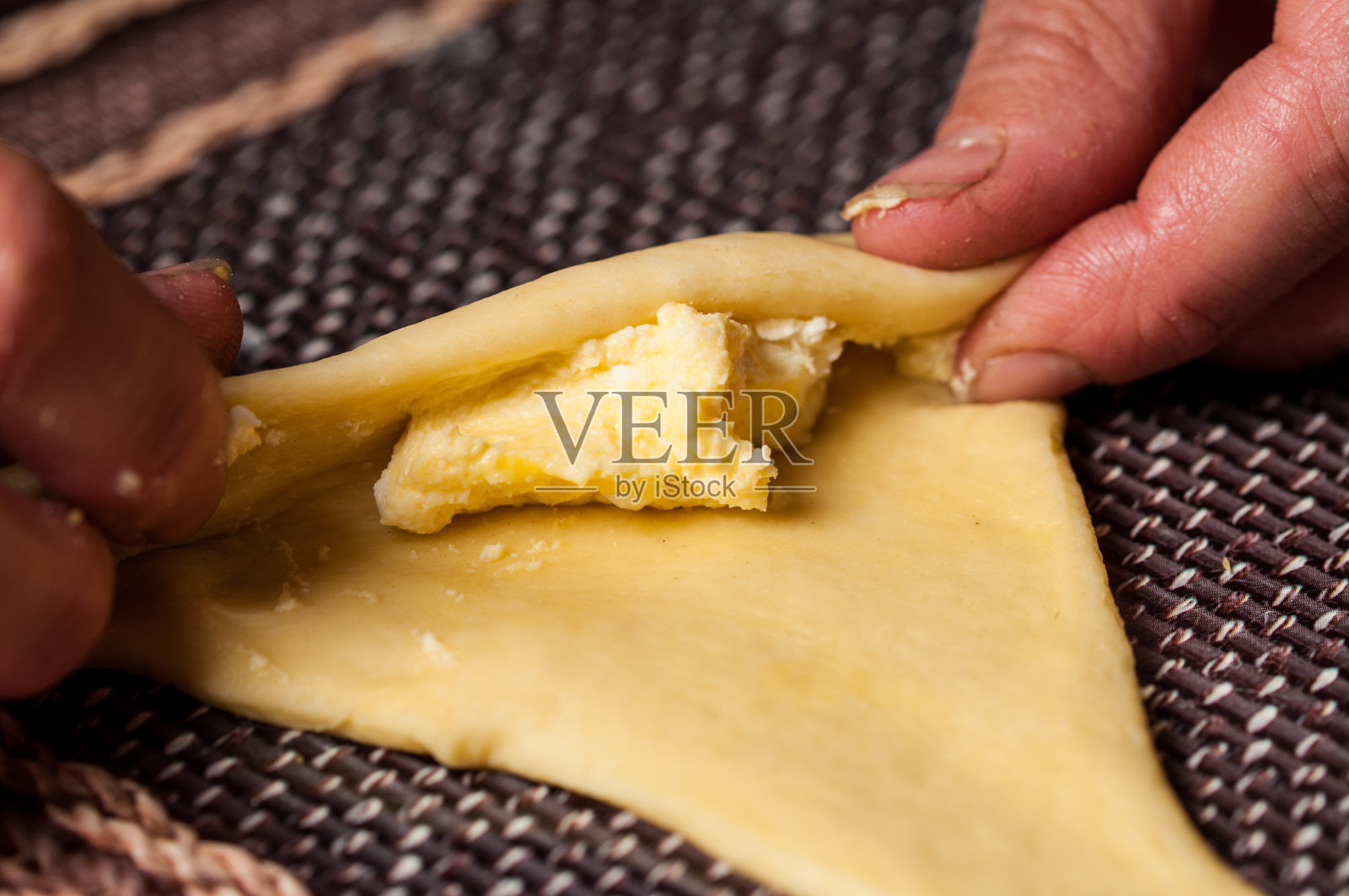 女性之一。吃比萨饼和面包。照片摄影图片