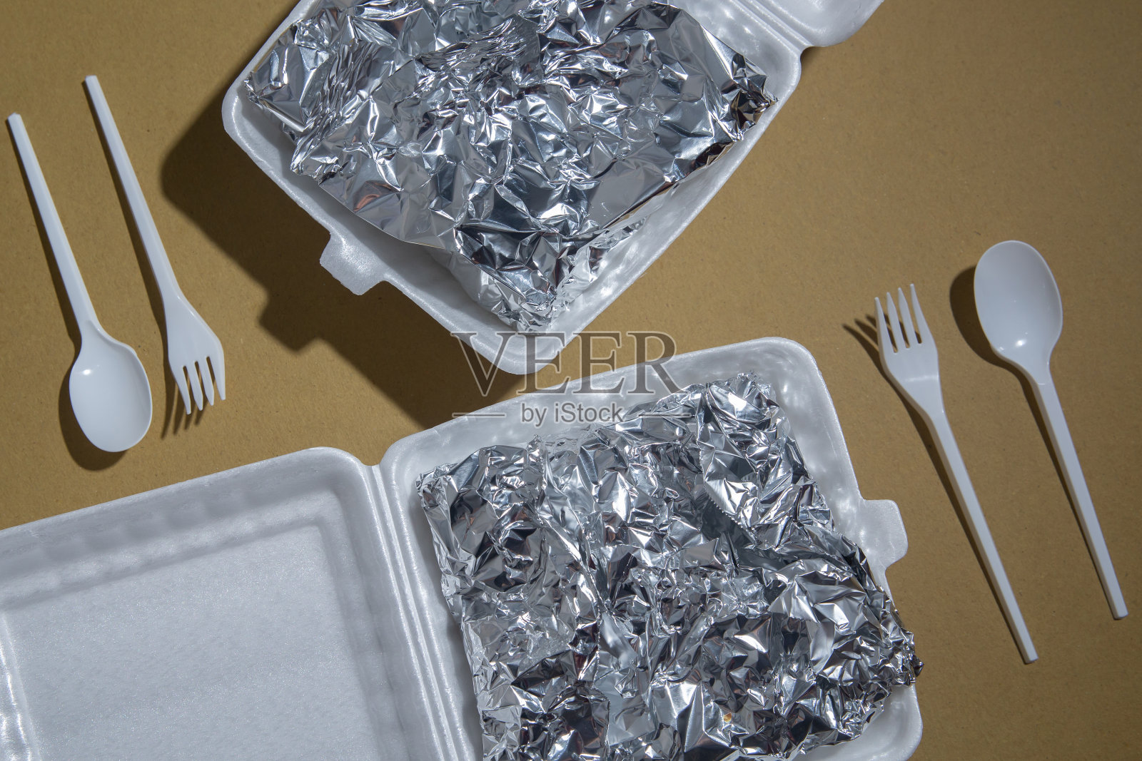 近距离的一个要去的容器或带走的食物容器在桌子上照片摄影图片