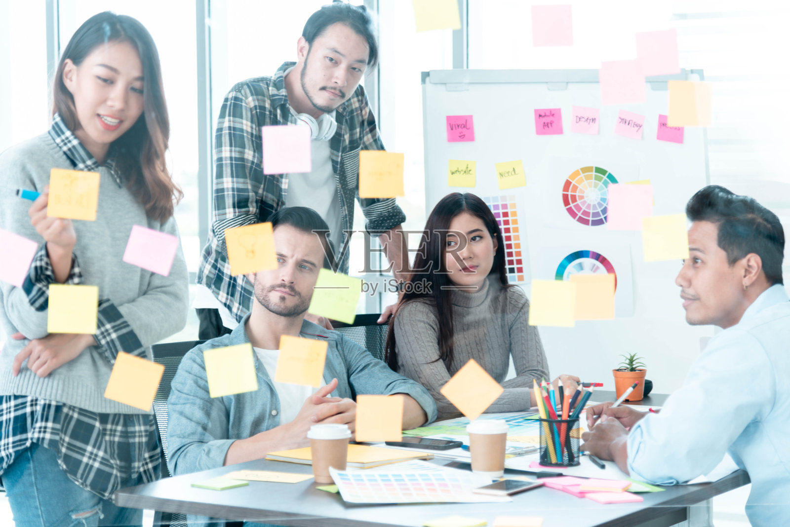 头脑风暴，多样性，创造性的设计，使用贴它，便利贴，团队会议与创业团队。合作头脑风暴团队会议与业务伙伴分享想法的团队会议照片摄影图片