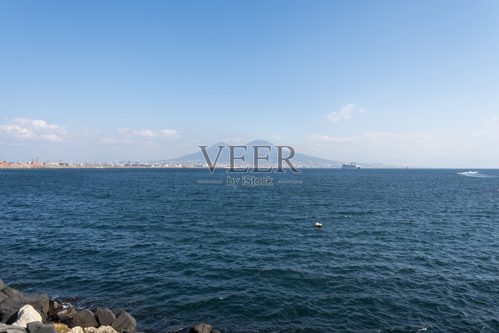 意大利那不勒斯附近海上的一艘巨大的游轮。照片摄影图片