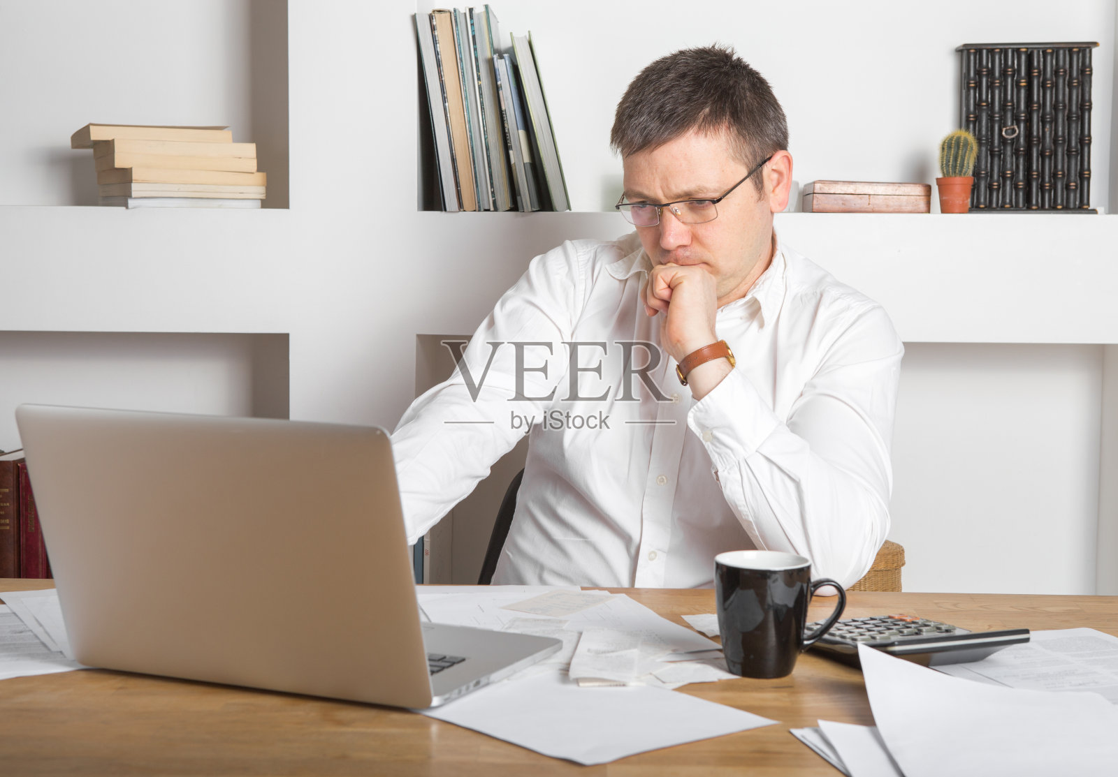 在家里办公办公的商人照片摄影图片