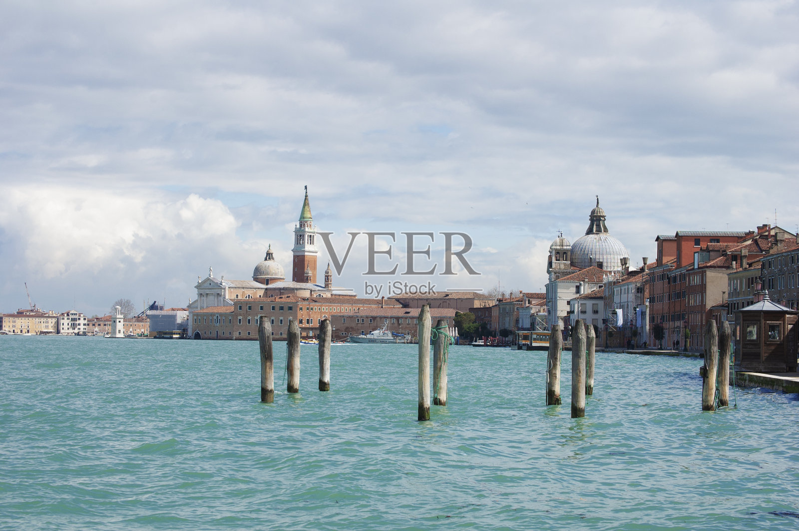 威尼斯泻湖与传统的系泊站在阴天照片摄影图片