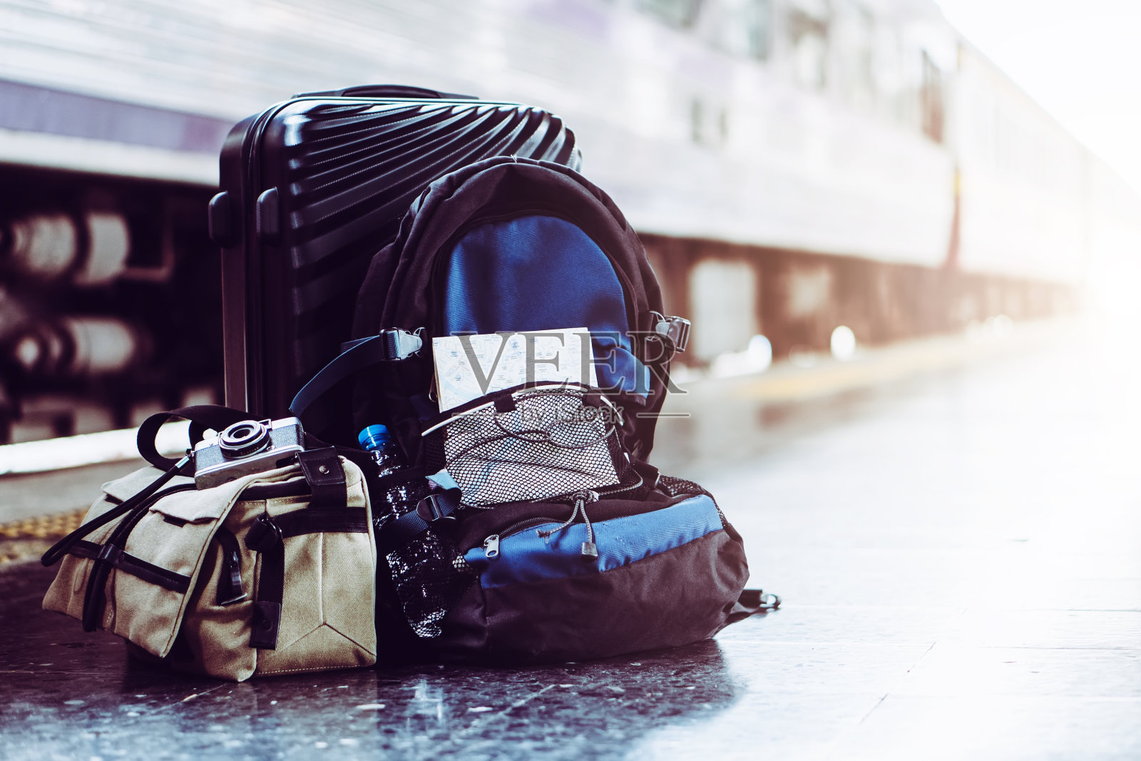 单身女性背包旅行者计划低成本暑假后的冠状病毒。火车站台上的空游客。使用可持续环保的公交列车照片摄影图片