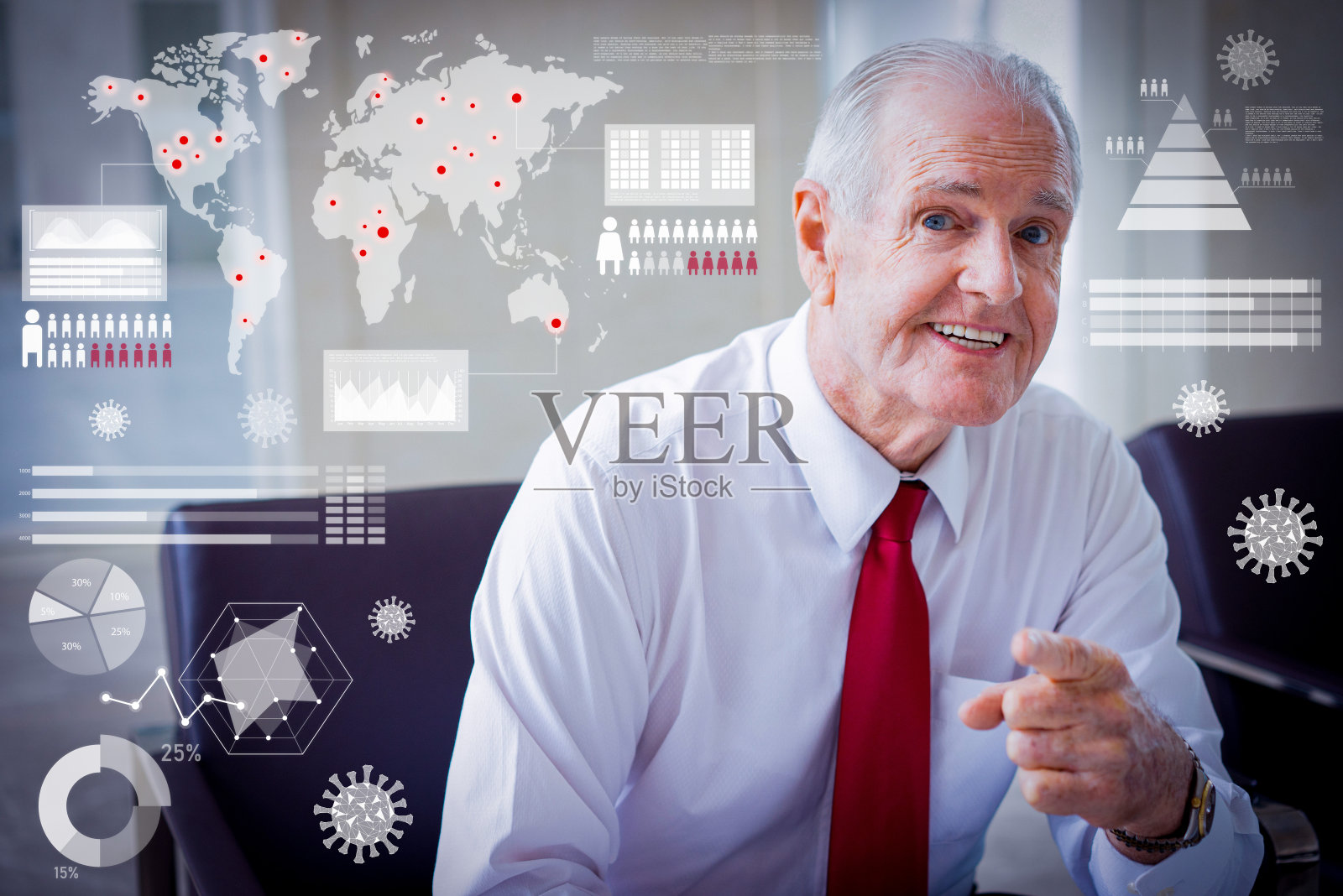 微笑的资深商人指着相机照片摄影图片