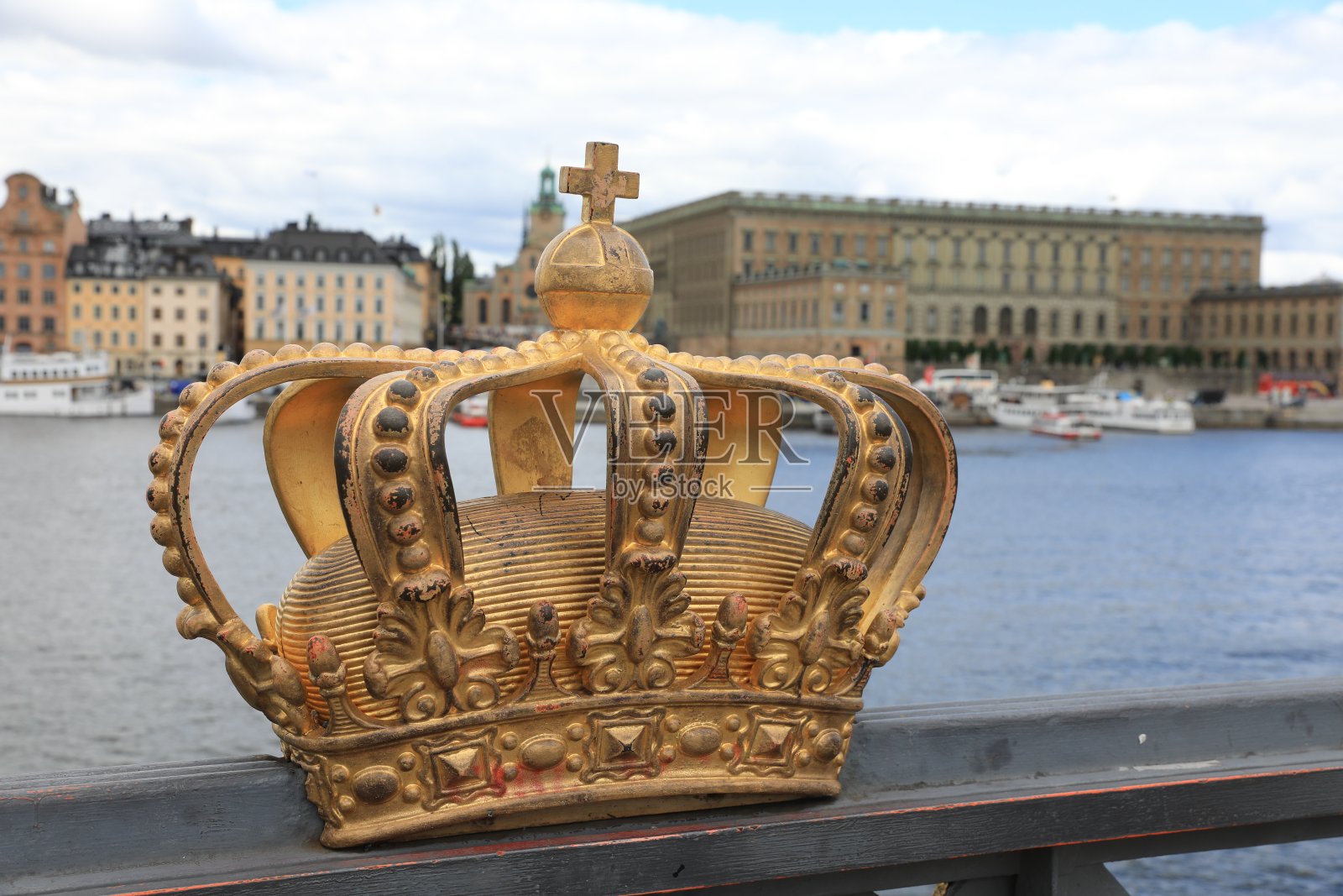 瑞典斯德哥尔摩斯凯普斯霍姆桥上的金冠照片摄影图片