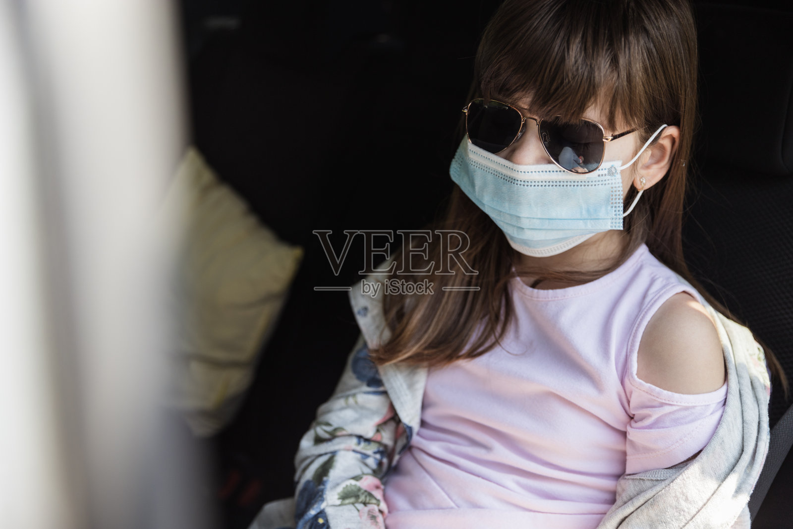 年轻女孩在旅行时戴着口罩照片摄影图片