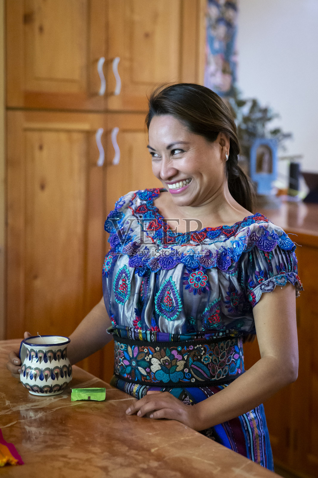 危地马拉穿着传统服装的玛雅女孩照片摄影图片