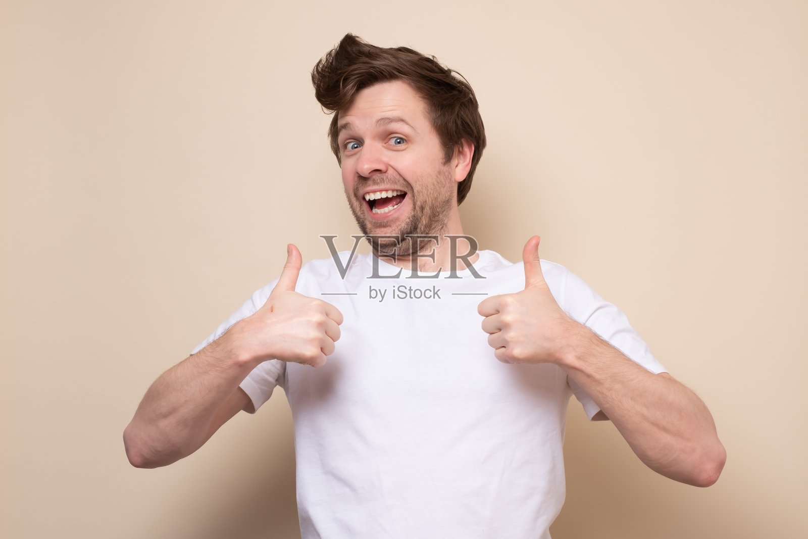 快乐的白人年轻人竖起大拇指照片摄影图片